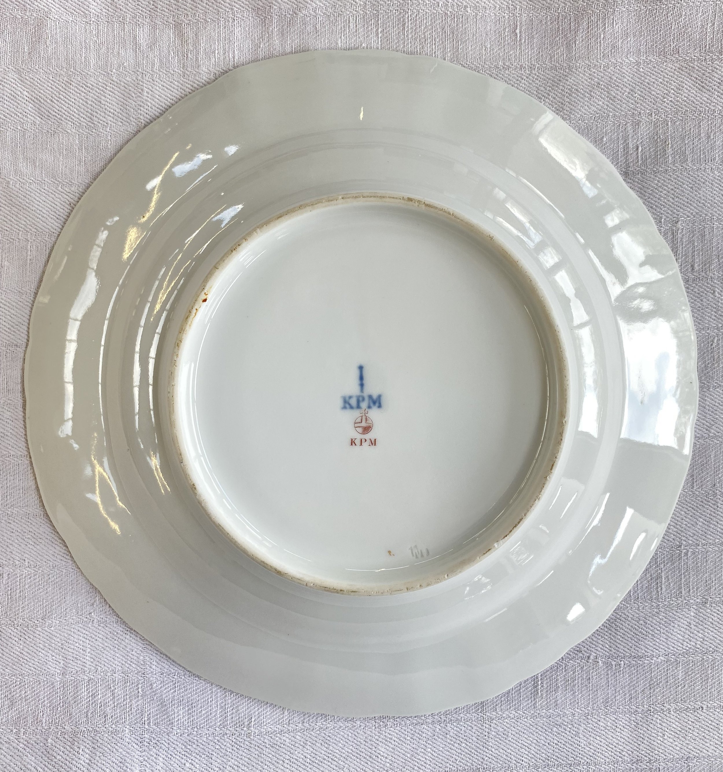Rückseite KPM Berlin Speiseteller (1837–1844): Vollständige Markung mit unterglasurblauer Zeptermarke, blauem KPM-Zusatz und rotem Reichsapfel.