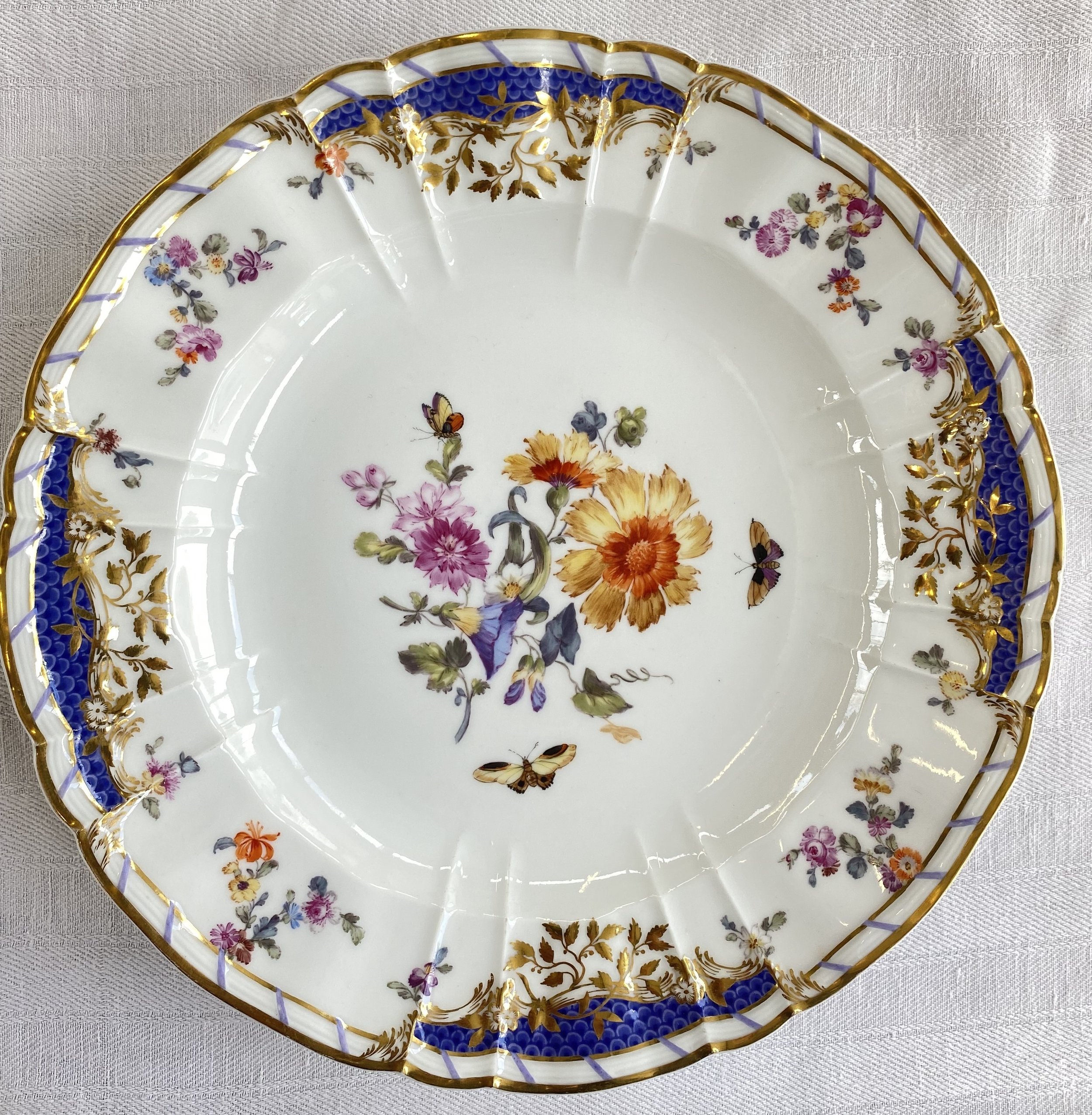 KPM Berlin Speiseteller Antikzierat, Dekor Breslauer Stadtschloss, Teller 06 – Ringelblume, Meistermalerei um 1840