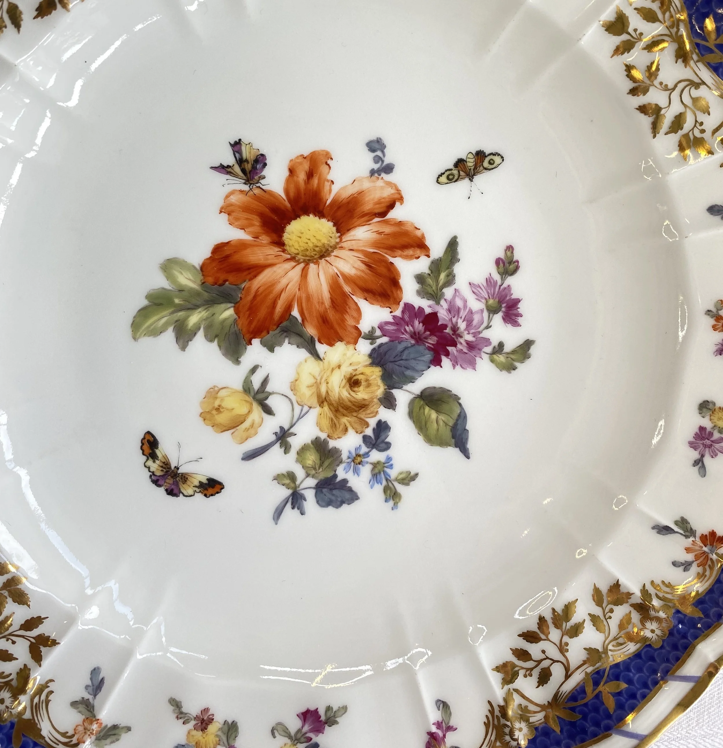 KPM Berlin Meistermalerei (um 1840): Botanisches Bouquet mit Dahlie und naturgetreuer Schmetterlingsstaffage, Dekor Breslauer Stadtschloss.