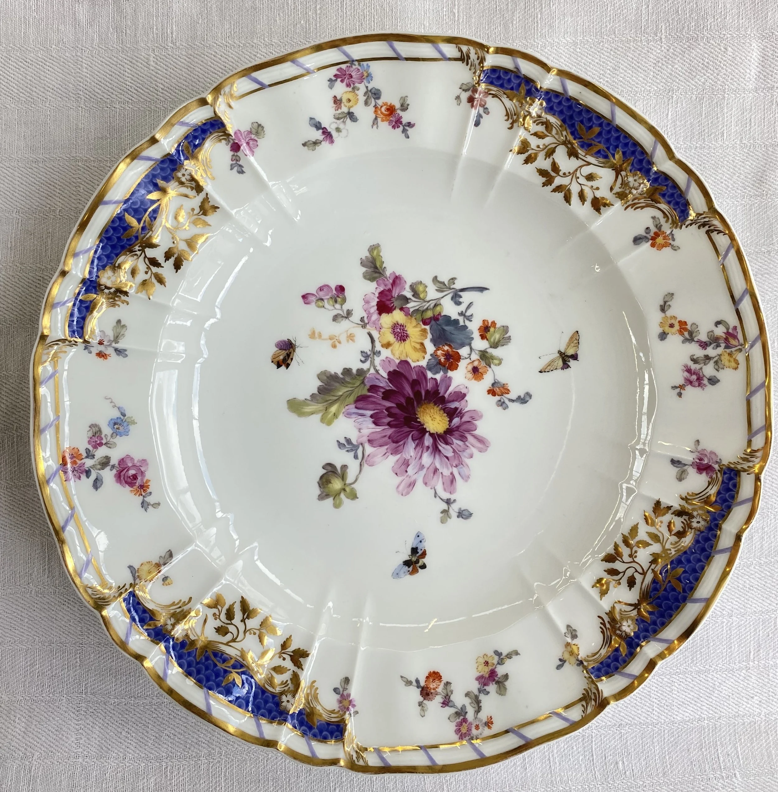 KPM Berlin Speiseteller Antikzierat, Dekor Breslauer Stadtschloss, Teller 12 – Purpurfarbene Aster, Meistermalerei um 1840