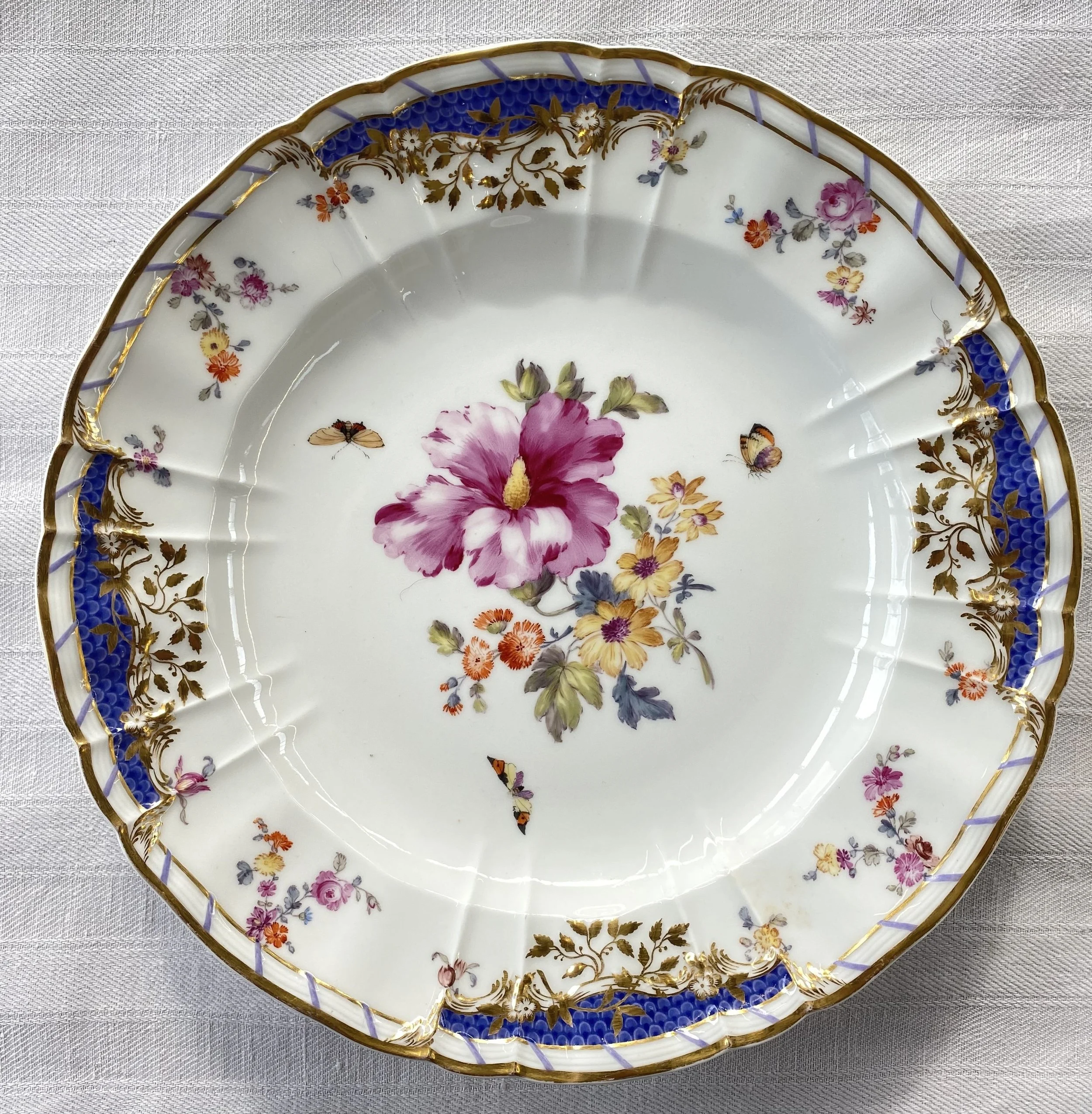 KPM Berlin Speiseteller Antikzierat, Dekor Breslauer Stadtschloss, Teller 02 – Purpur-Malve, Meistermalerei um 1840