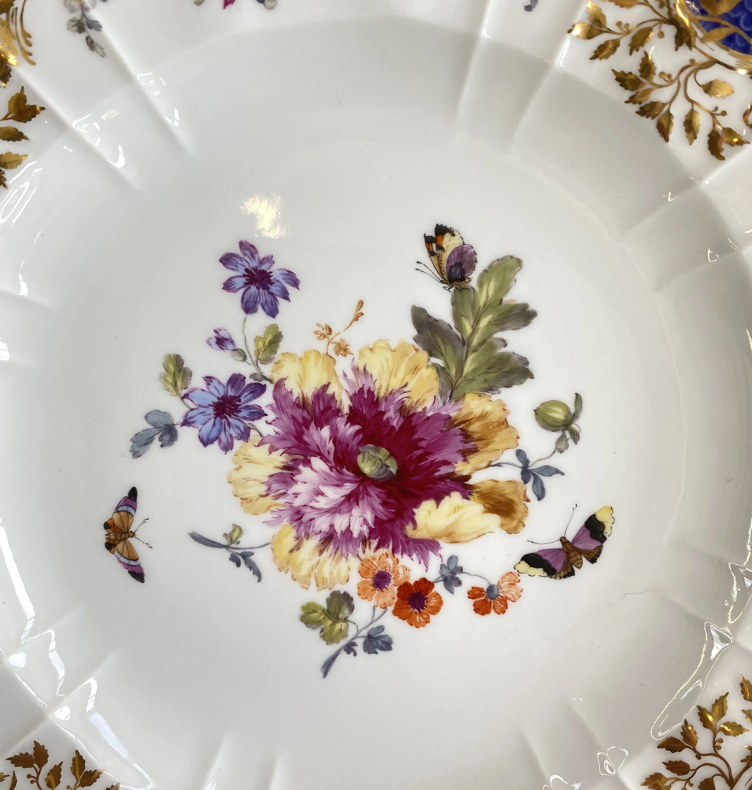 KPM Berlin Meistermalerei (um 1840): Botanisches Bouquet mit Pfingstrose und naturgetreuer Schmetterlingsstaffage, Dekor Breslauer Stadtschloss.