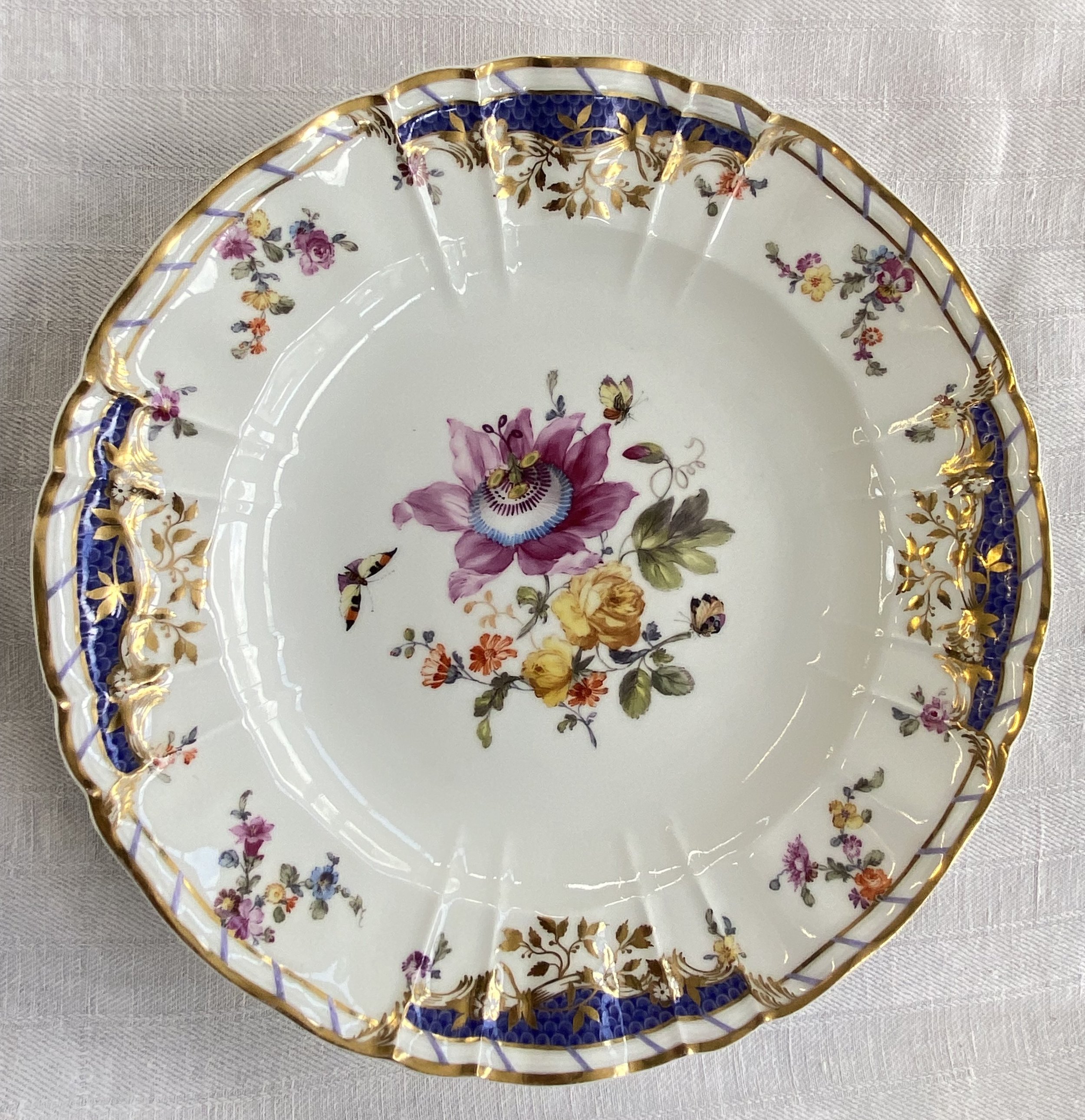 KPM Berlin Speiseteller Antikzierat, Dekor Breslauer Stadtschloss, Teller 09 – Passionsblume , Meistermalerei um 1840