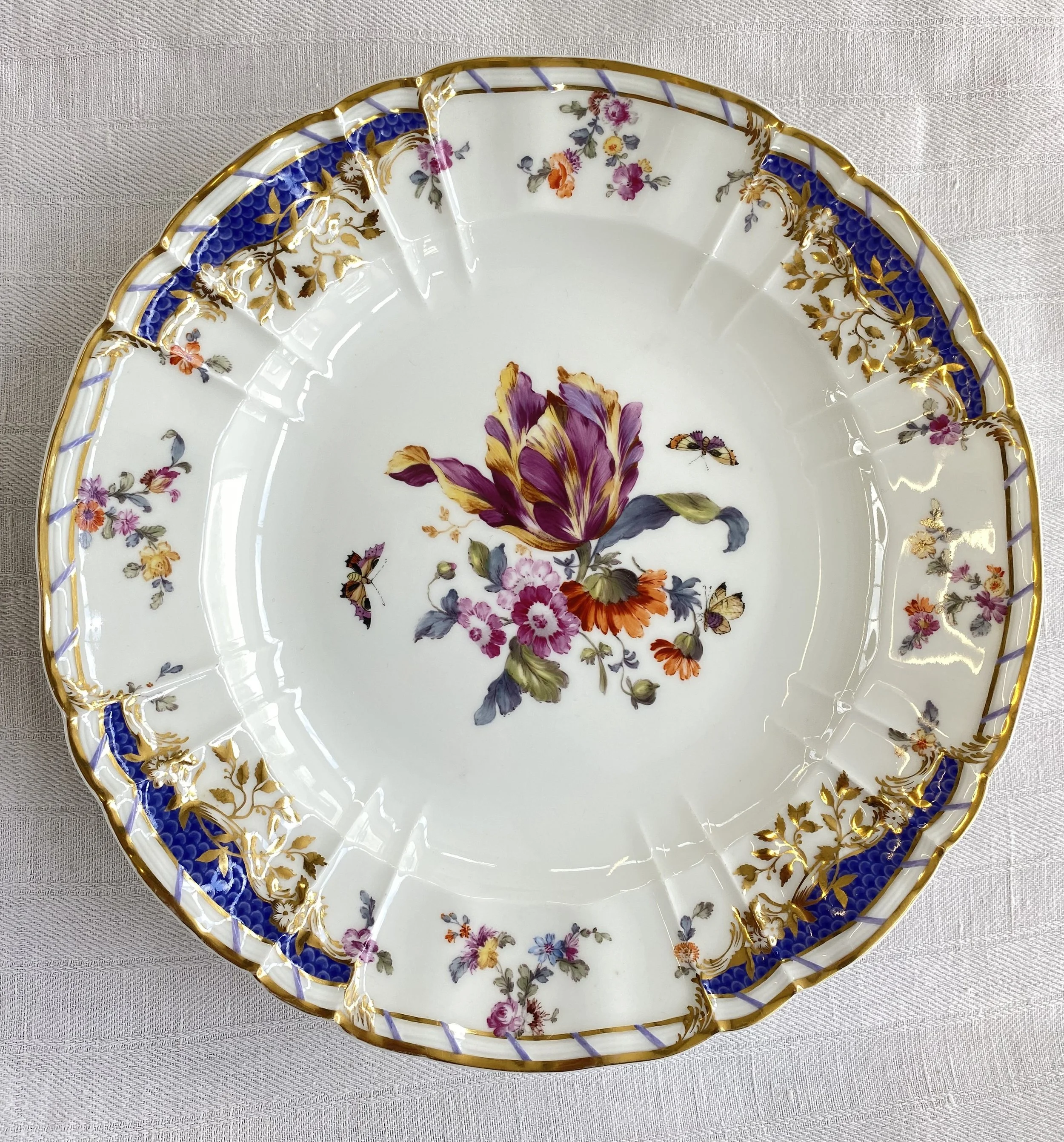 KPM Berlin Speiseteller Antikzierat, Dekor Breslauer Stadtschloss, Teller 04 – geflammte Tulpe, Meistermalerei um 1840