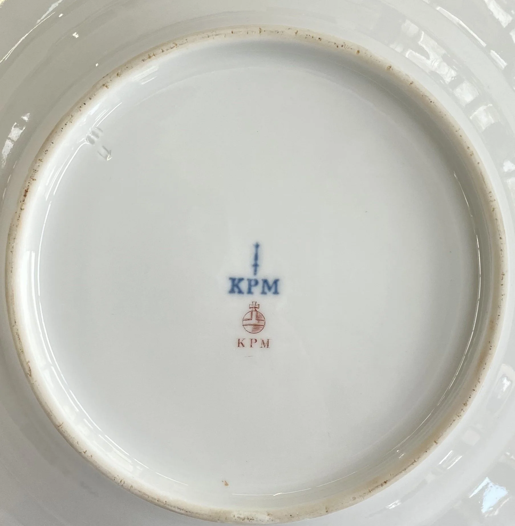 KPM Berlin Bodenmarken / backstamps (1837–1844): Unterglasurblaue Zeptermarke mit KPM Zusatz (underglaze blue scepter mark with KPM addition), roter Reichsapfel (red overglaze orb), purpurrotes Malersignet P. (painter’s signet) & Preßmarken