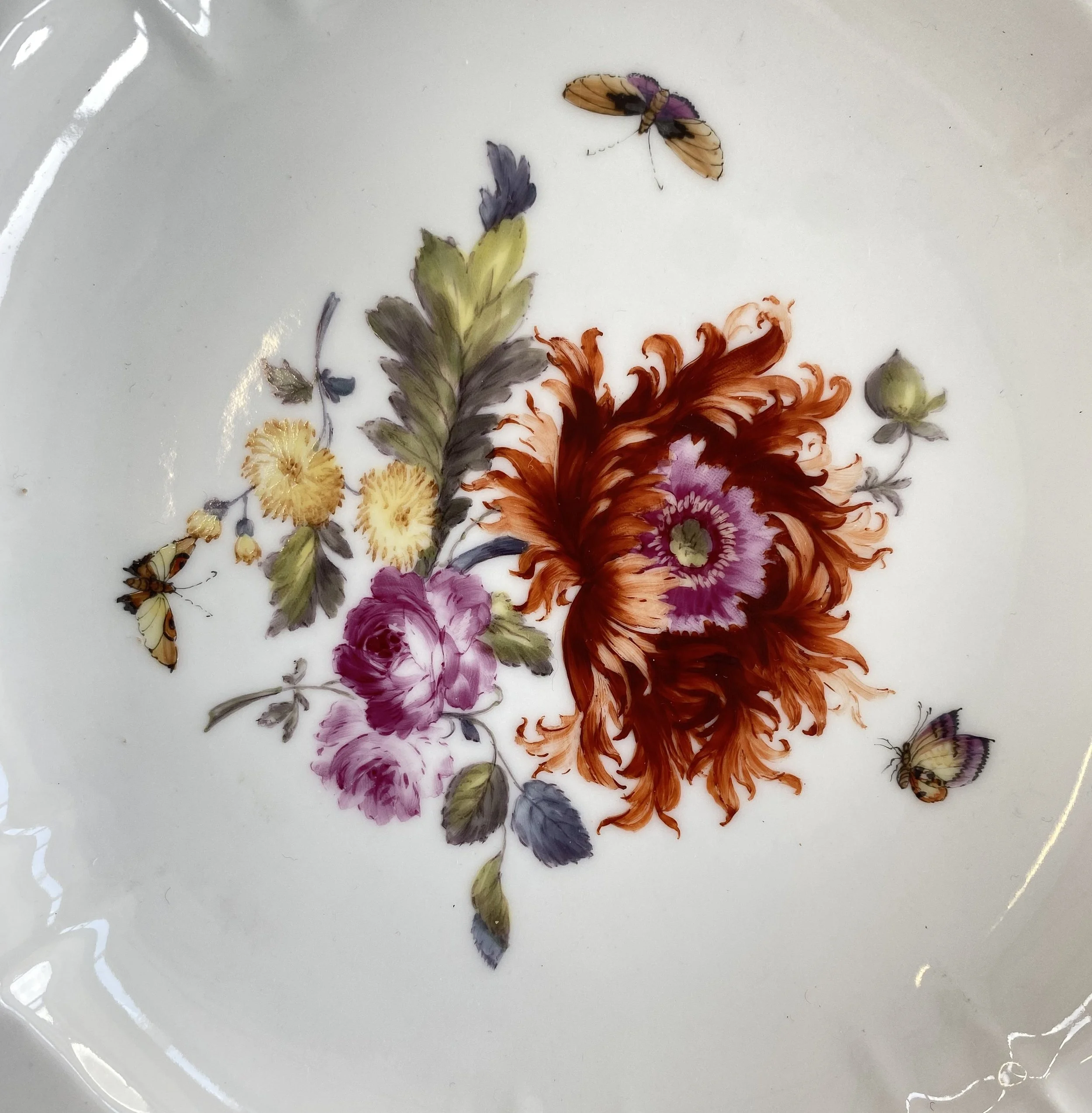 KPM Berlin Meistermalerei (um 1840): Botanisches Bouquet mit Mohnblume und naturgetreuer Schmetterlingsstaffage, Dekor Breslauer Stadtschloss.