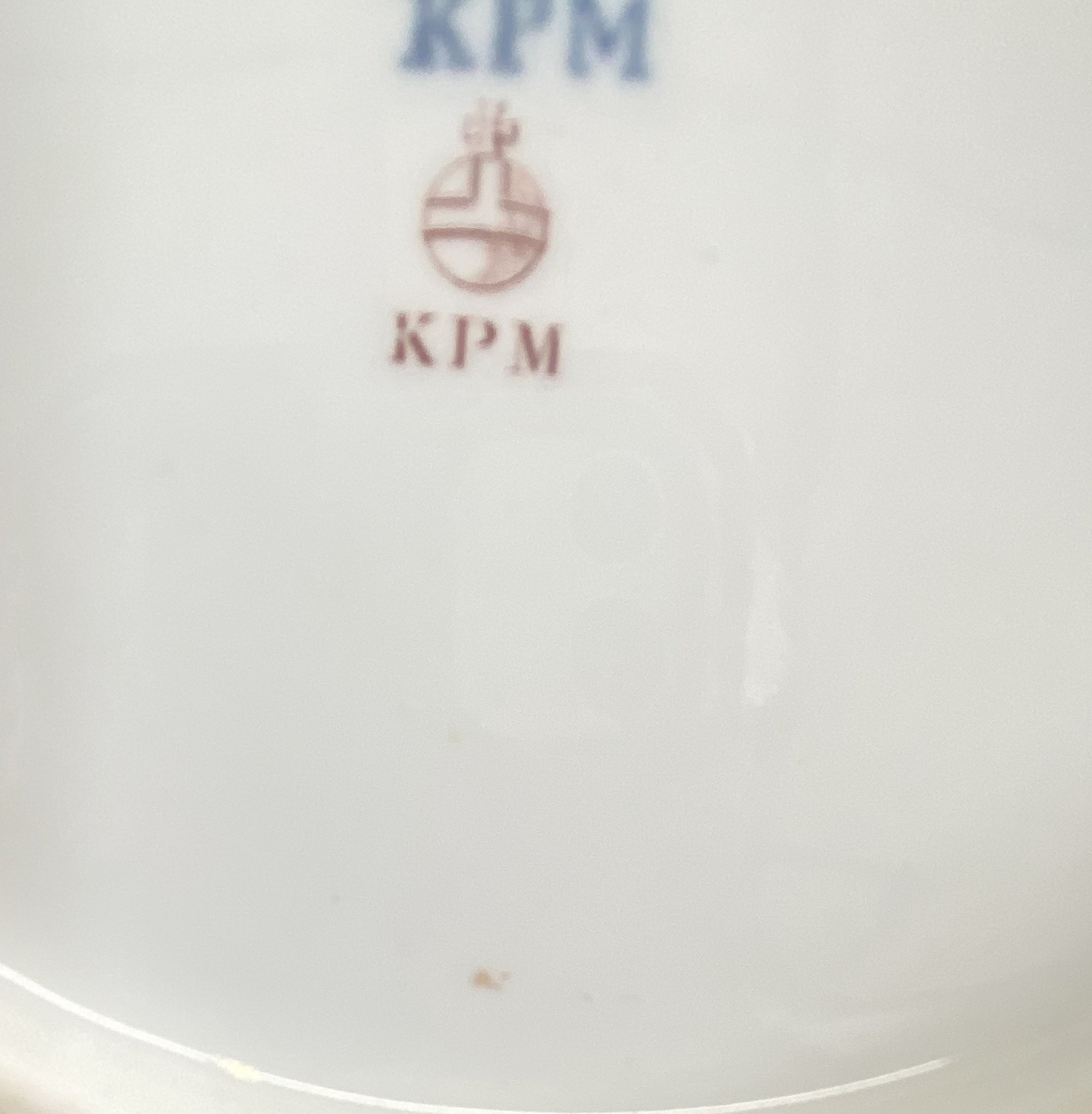 KPM Berlin Bodenmarken (1837–1844): Unterglasurblaue Zeptermarke mit Zusatz KPM, roter Reichsapfel sowie purpurrotes Aufglasur-Malersignet P. und Preßmarken