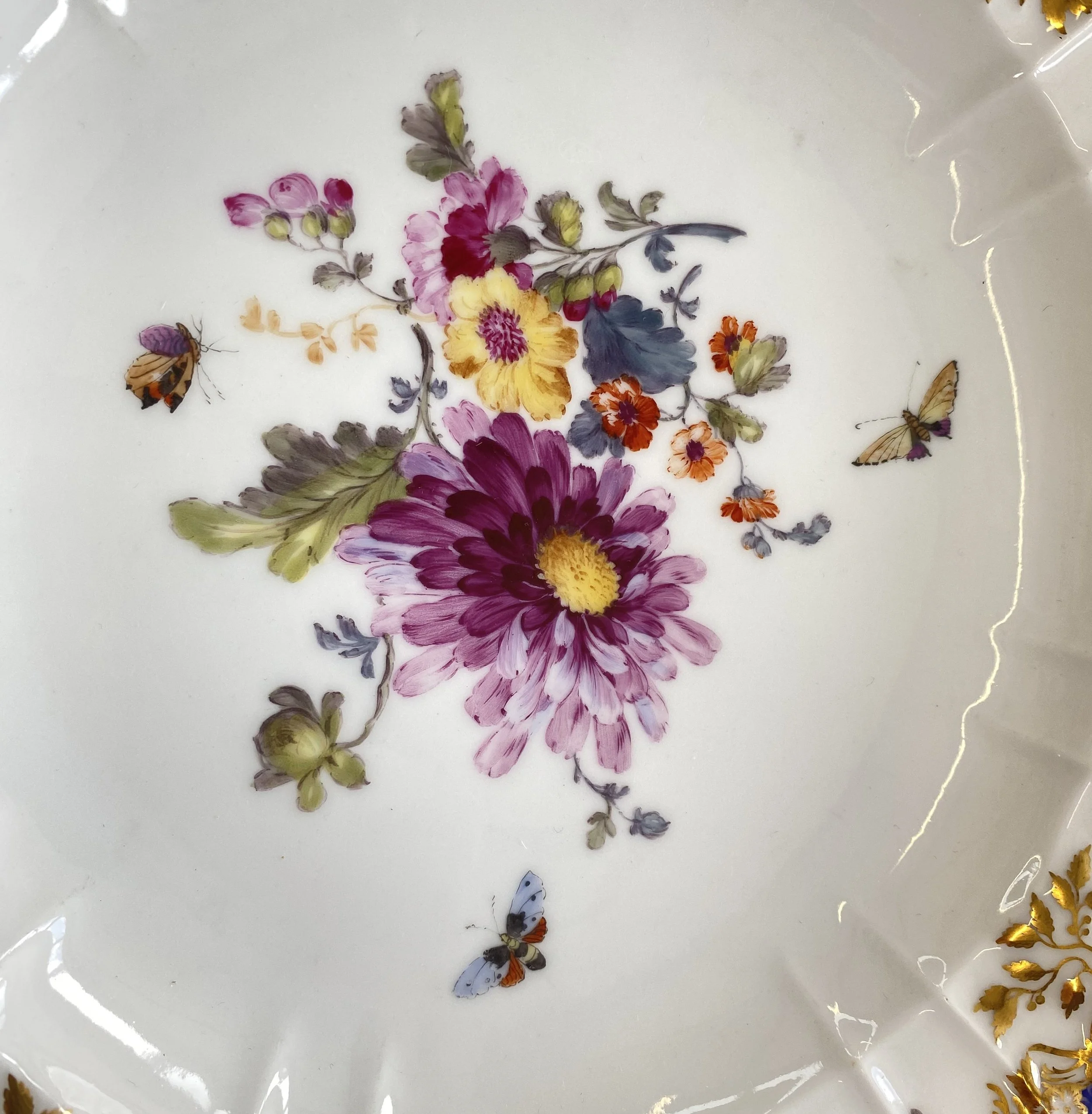 KPM Berlin Meistermalerei (um 1840): Botanisches Bouquet mit großer purpurfarbener Aster und naturgetreuer Schmetterlingsstaffage, Dekor Breslauer Stadtschloss.