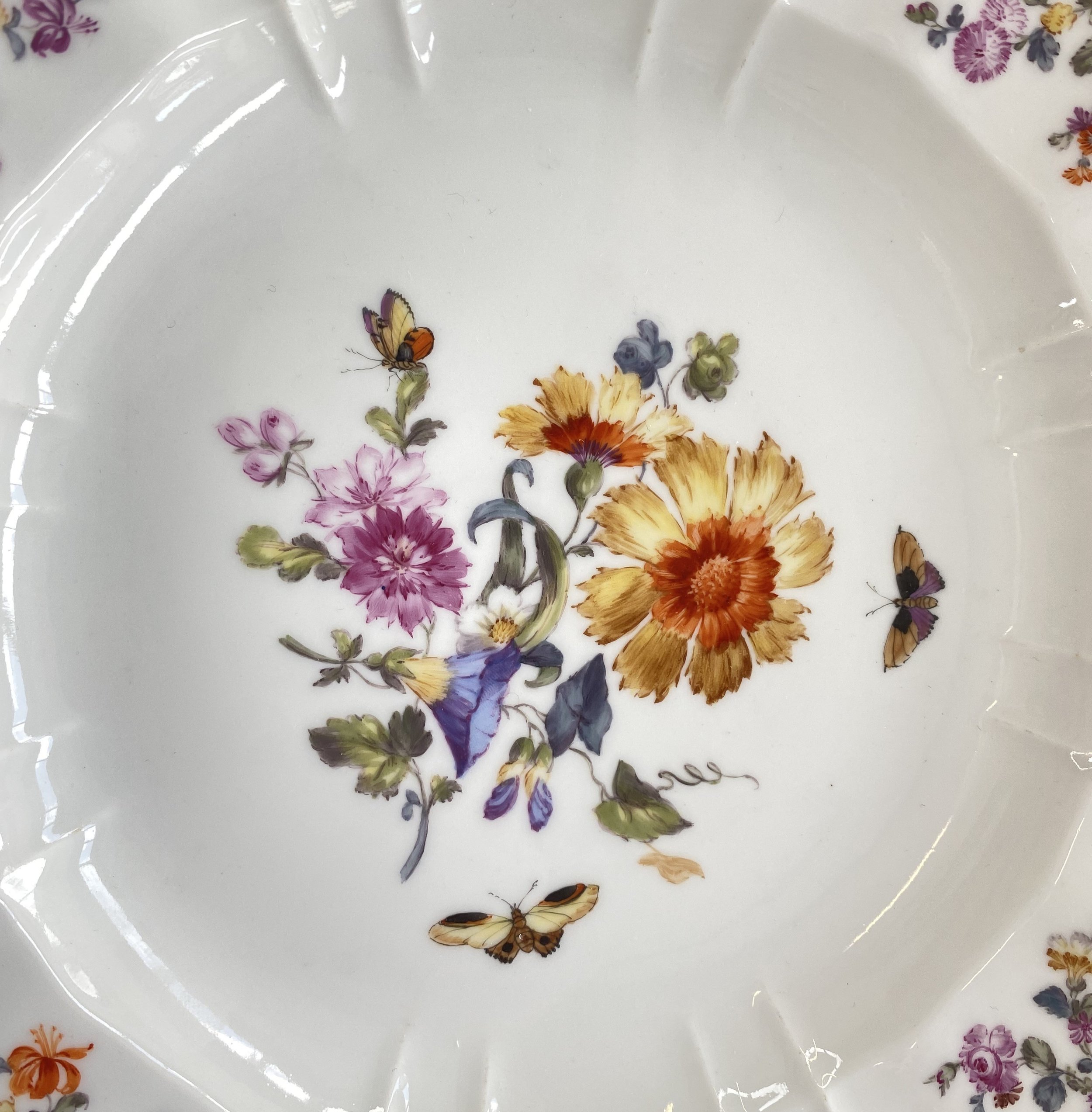 KPM Berlin Meistermalerei (um 1840): Botanisches Bouquet mit Ringelblume und naturgetreuer Schmetterlingsstaffage, Dekor Breslauer Stadtschloss.