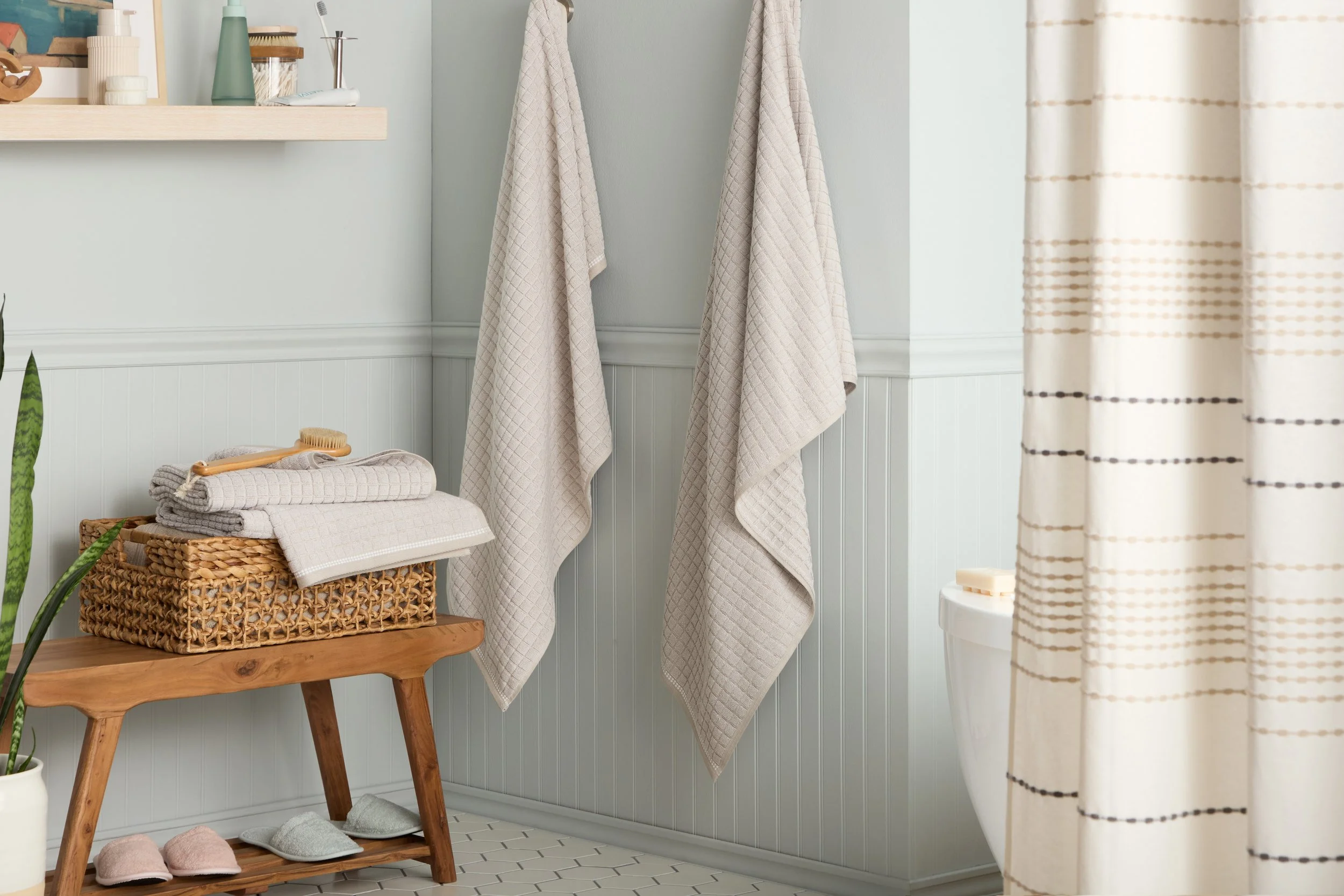 TCE_WINDOWPANE_BEIGE_4PK BATH TOWEL_LIFESTYLE.jpg