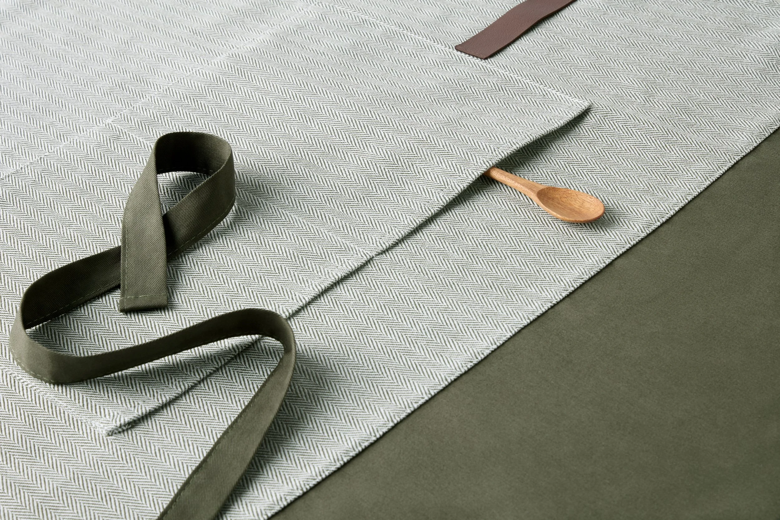 KITCHENAID_HERRINGBONE EVERGREEN_DEEP FOREST_APRON_DETAIL-02.jpg
