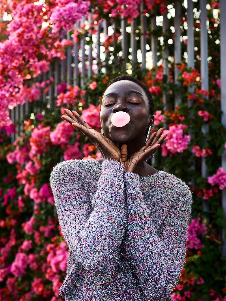 dxthm1000.RH_Lifestyle_2019_urban_BlowingBubble_S02_00602.jpg