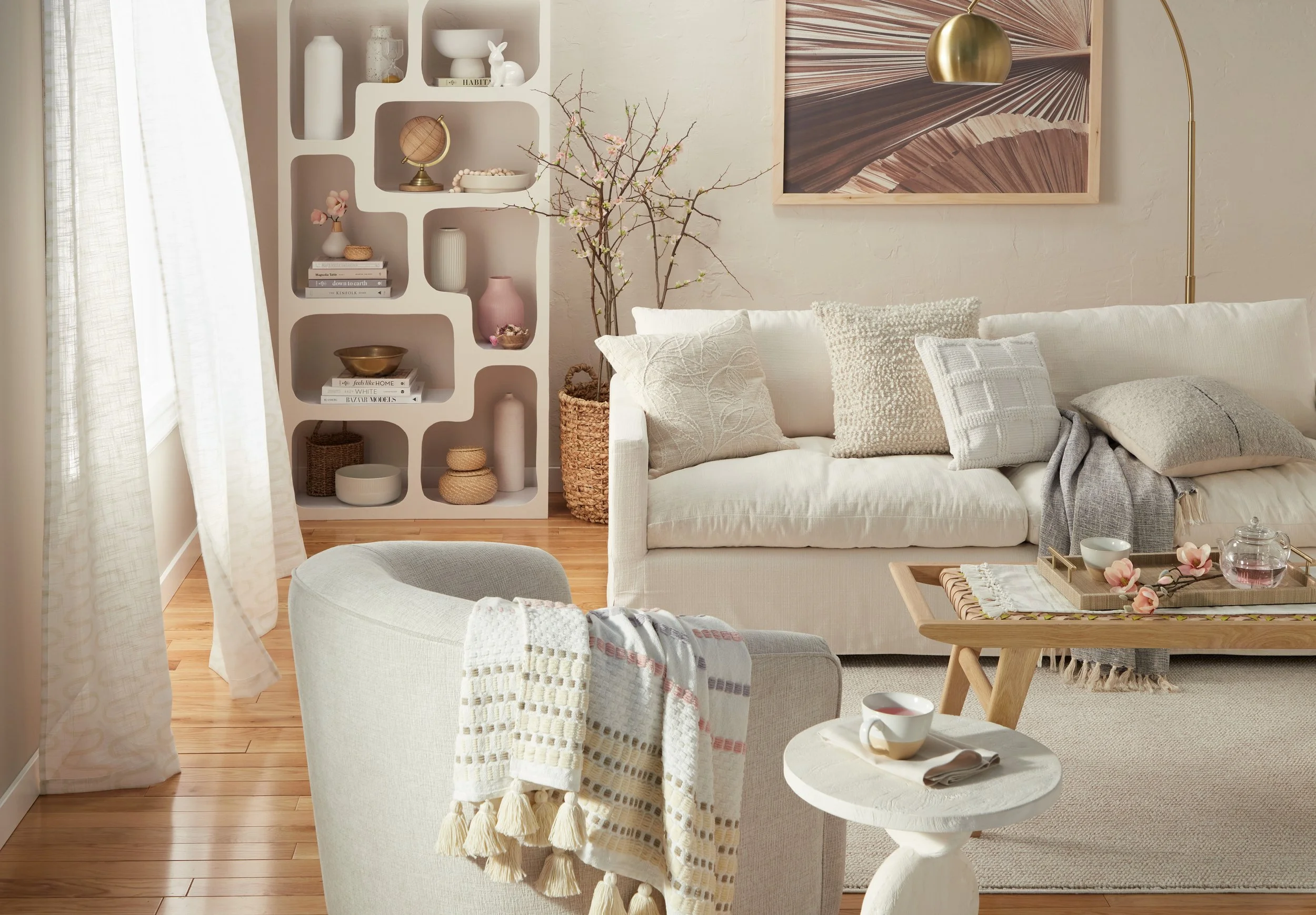07_SS 23 LOOKBOOK - Spring Cleaning Living Room Lifestyle.jpg