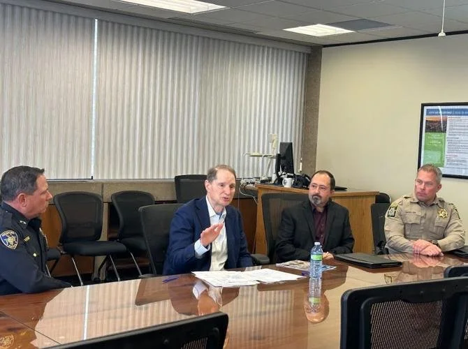 Senator Ron Wyden leading a roundtable discussion at Rusted Gate Farm focused on the challenges facing Oregon's agriculture sector.