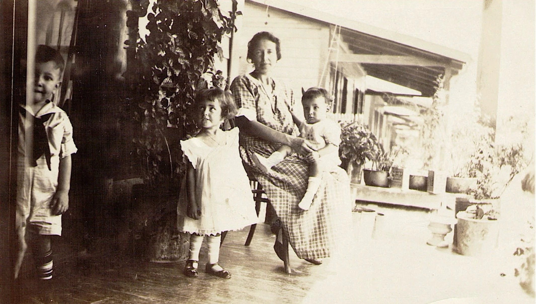 Lola with her Aunt and cousins. Photo courtesy of María A. De la Cruz