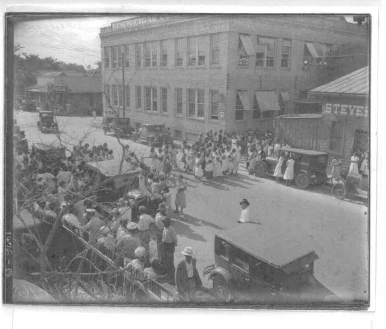 Striking workers in front of the Finck Cigar Factory, on Buena Vista Street. August 10, 1933.