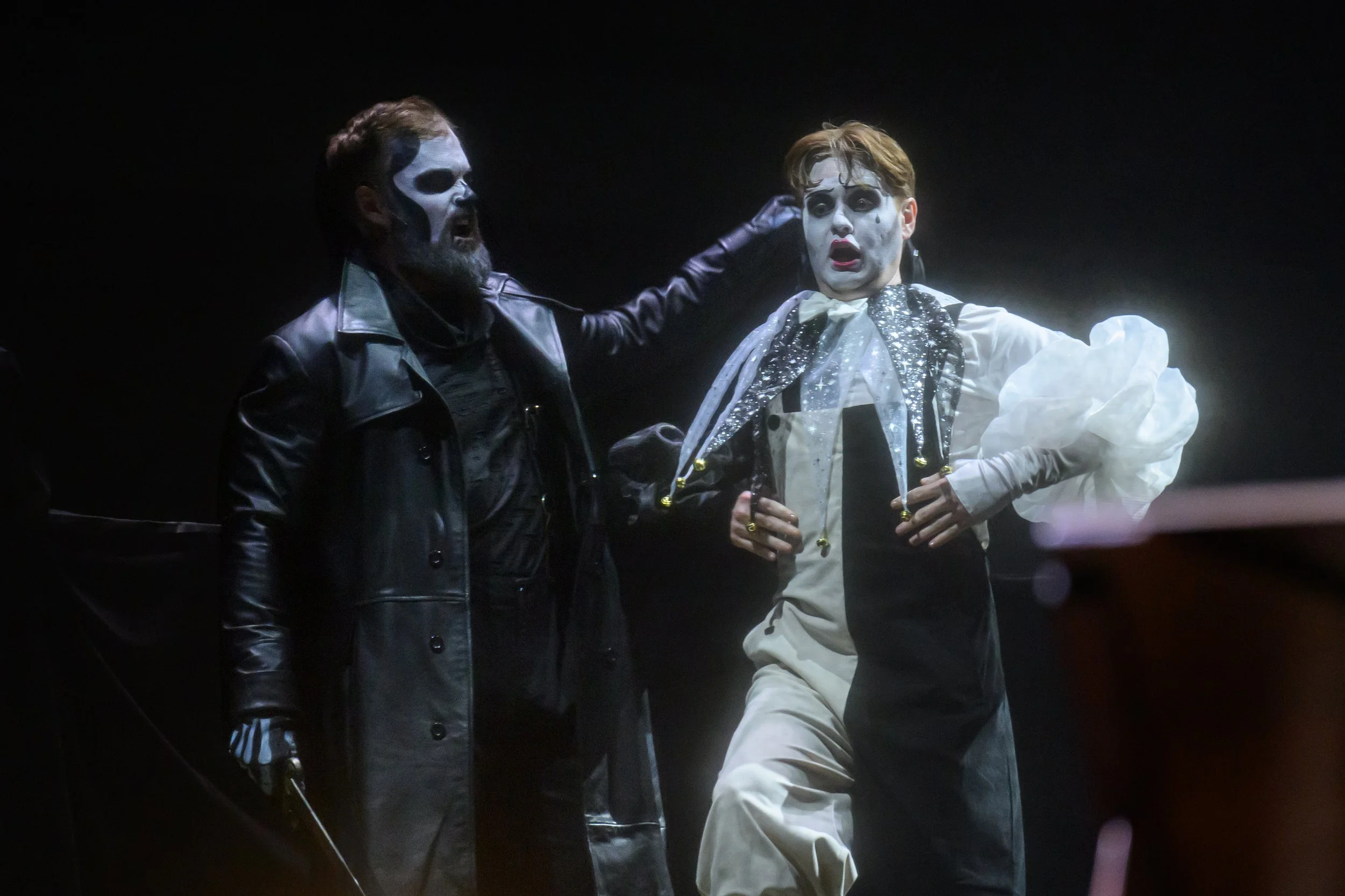 Harlekin in Der Kaiser von Atlantis - Viktor Ullmann (Ryan McKinney as Death)