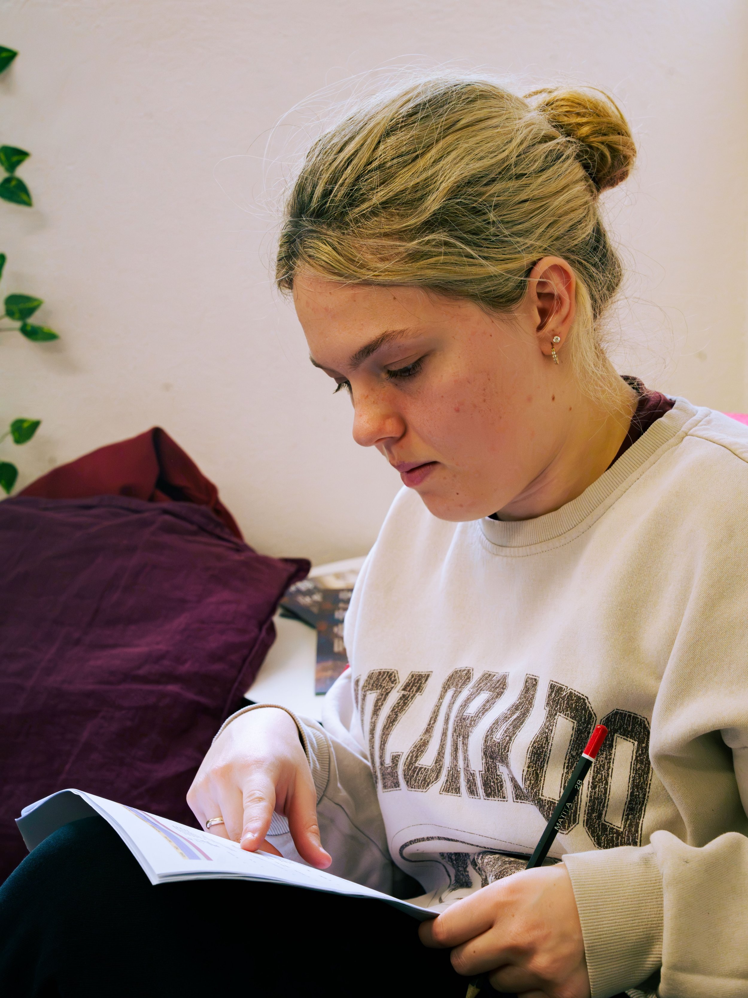 TECH REHEARSAL 🎥

Our Cinematographer, Morgan, prepping the technical details for the day and getting the camera setup ready before we roll.

Unit Stills Photographer📸: Jennifer