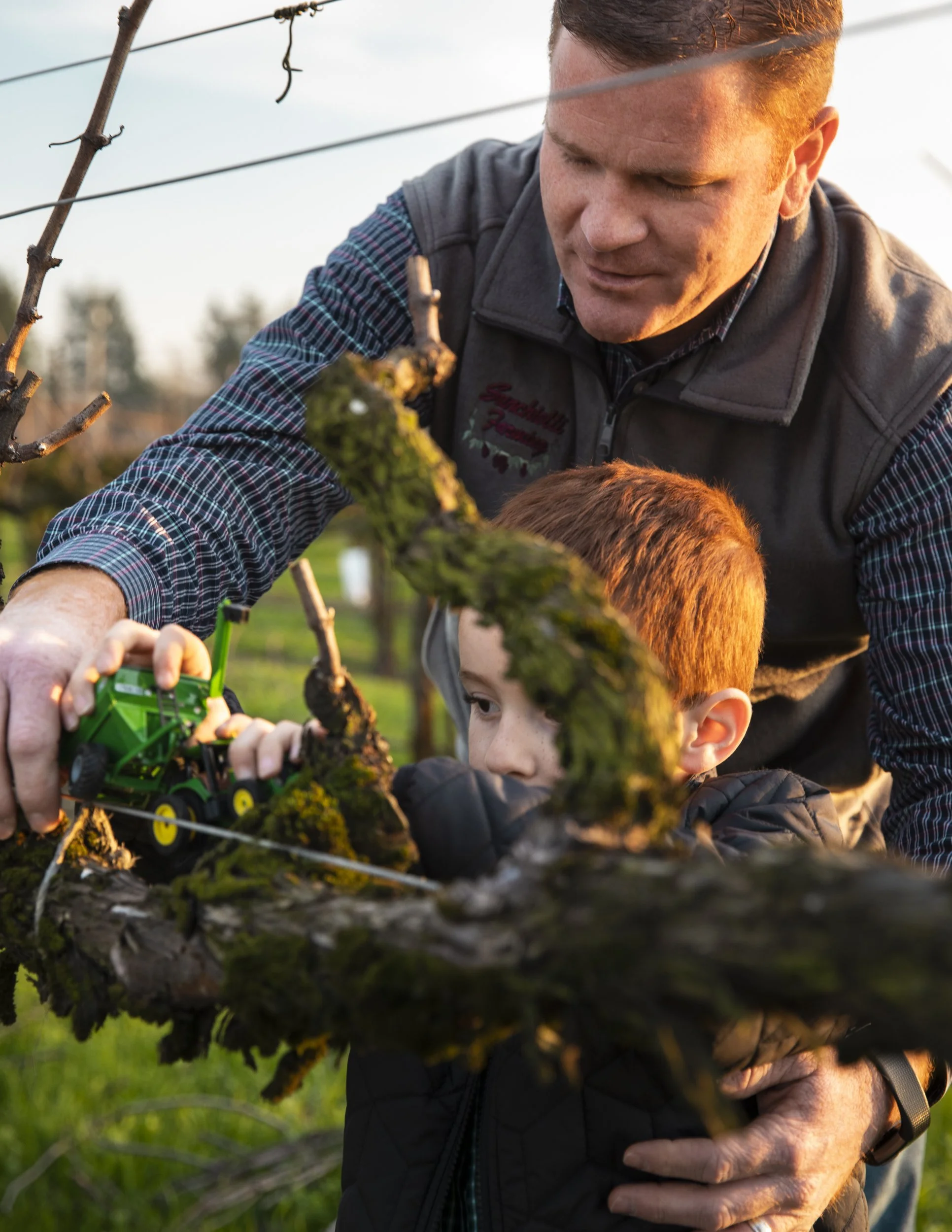 7-California-Commercial-Agriculture-Lifestyle-Photographer-Bay-Area-Sonoma-County-Winegrowers-Association-family-in-between-moment-vine-play-child.jpg
