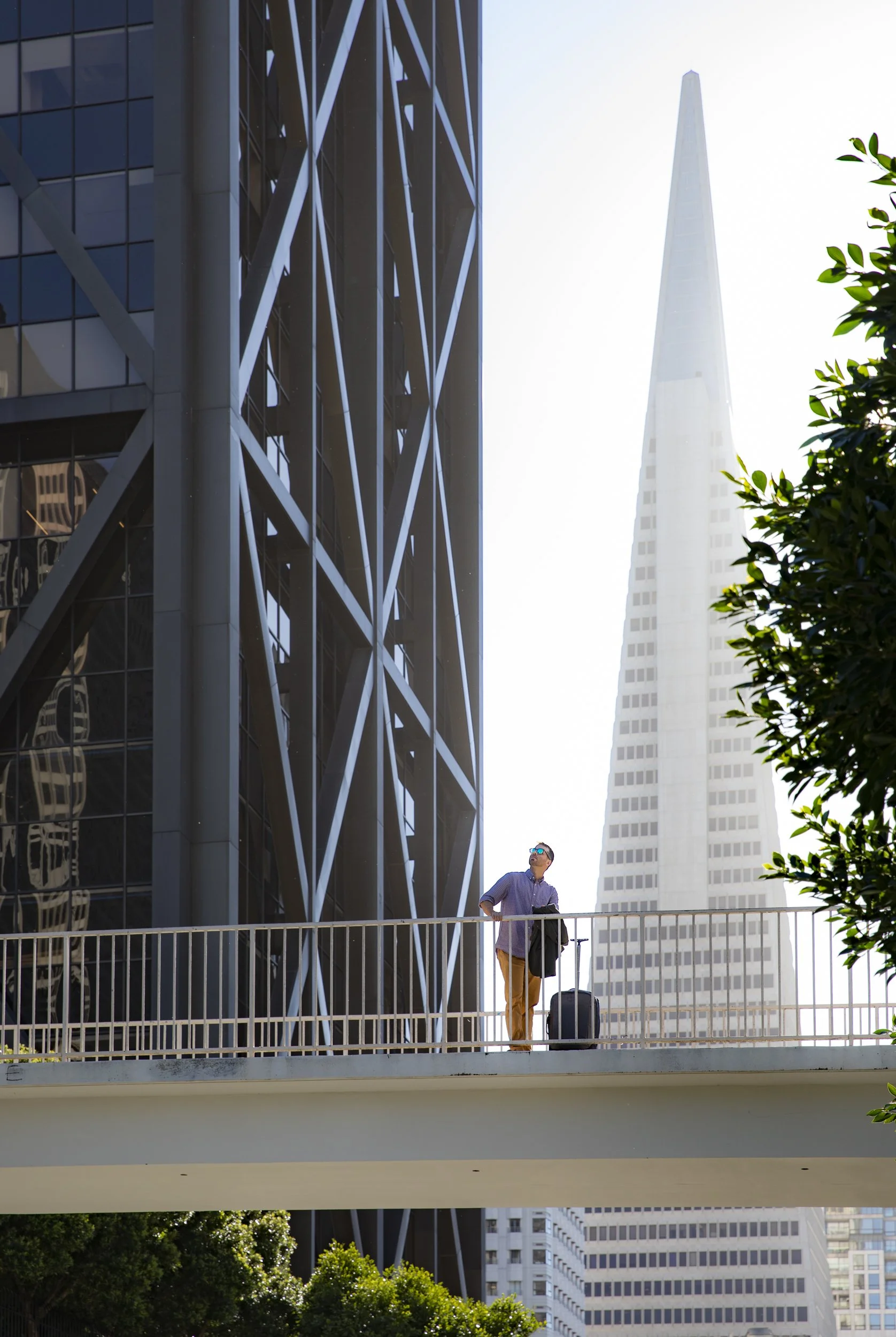 18-bay-area-commercial-photographer-product-lifestyle-osprey-luggage-SFO-Transamerica-city.jpg