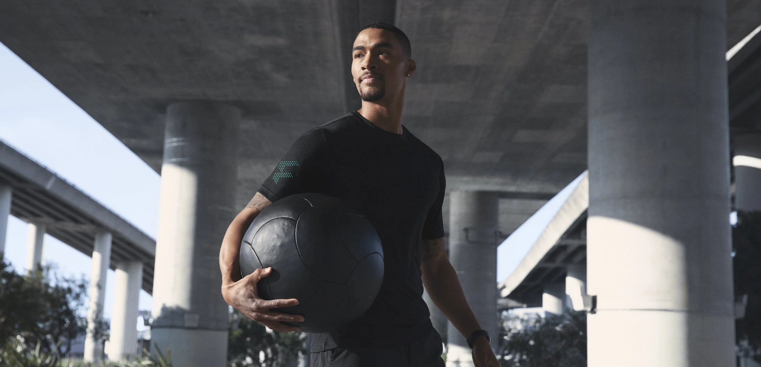 9-California-Commercial-Fitness-Lifestyle-Photographer-San-Francsico-Mission-Bay-City-medicine-ball-workout-portrait-heroic-hard-light.jpg