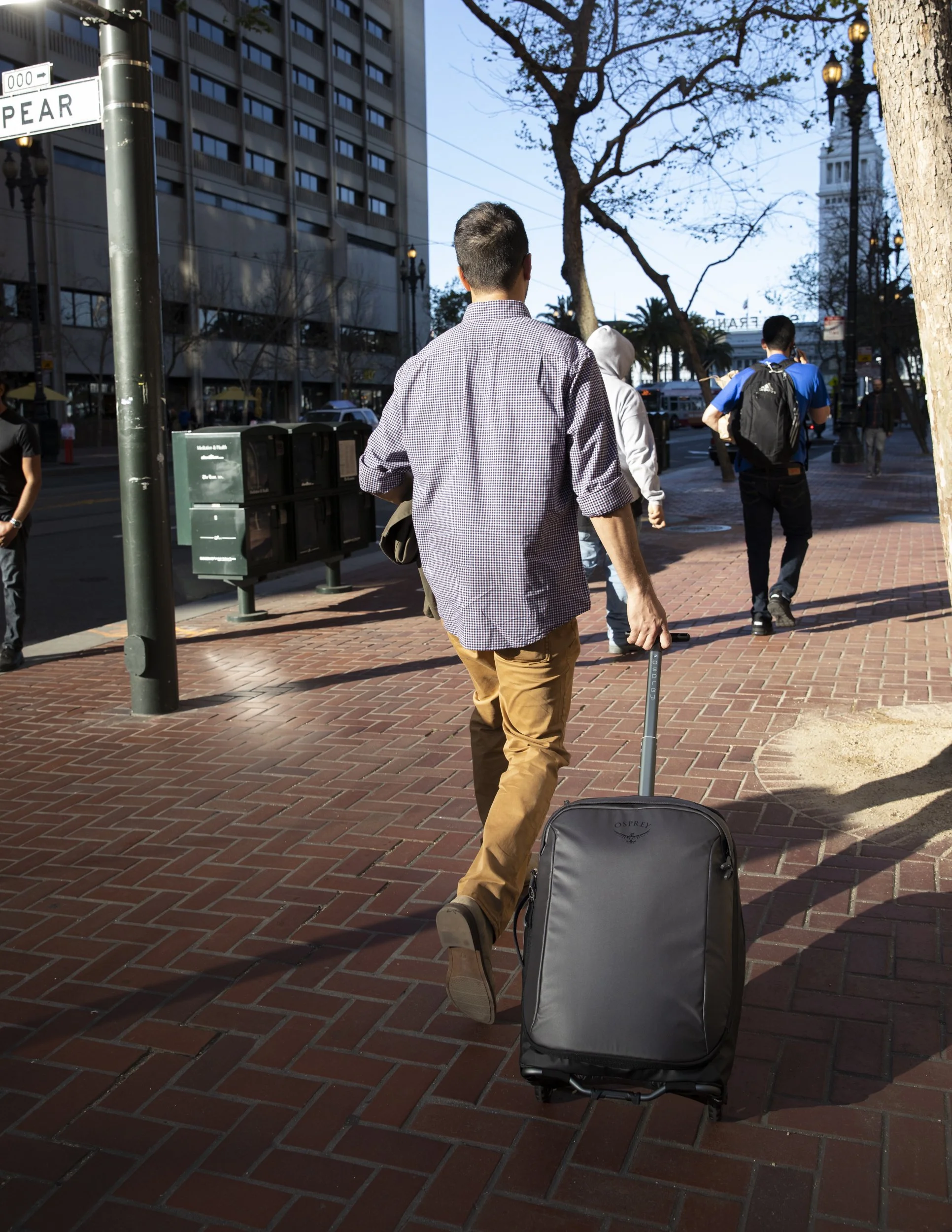 19-bay-area-commercial-photographer-product-lifestyle-osprey-luggage-city-cobble-sidewalk.jpg