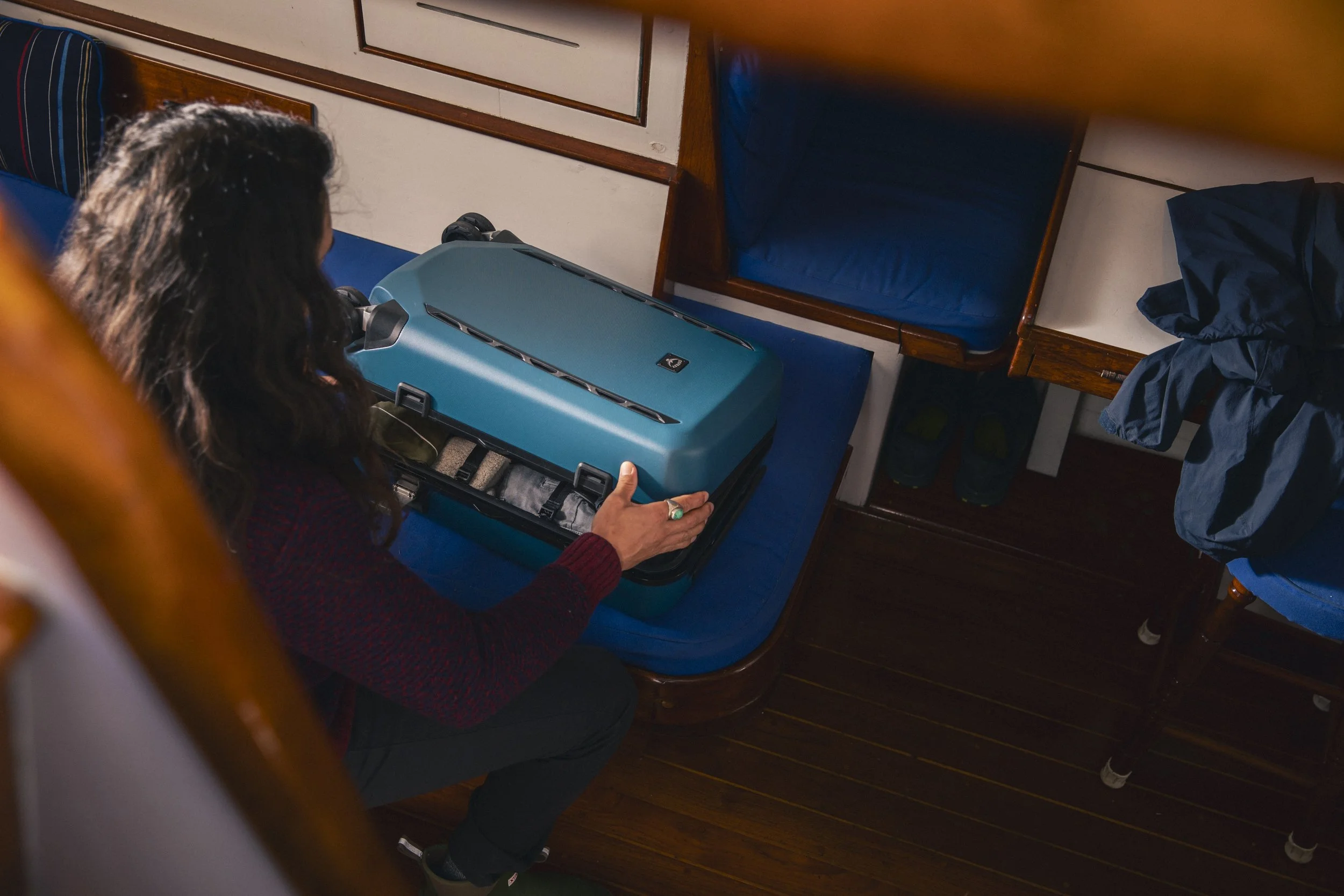 2-bay-area-commercial-photographer-product-osprey-lifestyle-luggage-bench-open.jpg