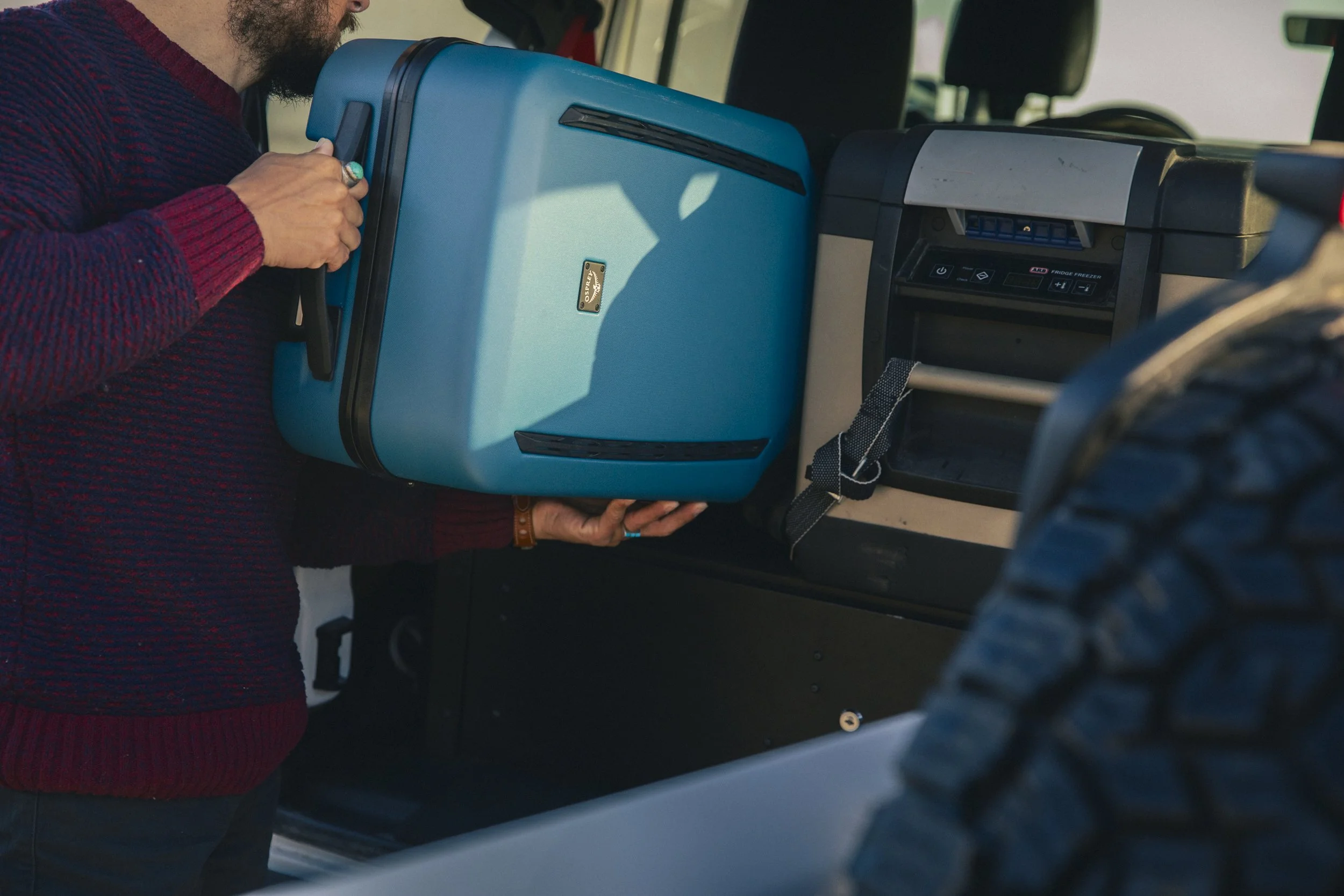 6-bay-area-commercial-photographer-product-lifestyle-osprey-luggage-overlander-load-in.jpg