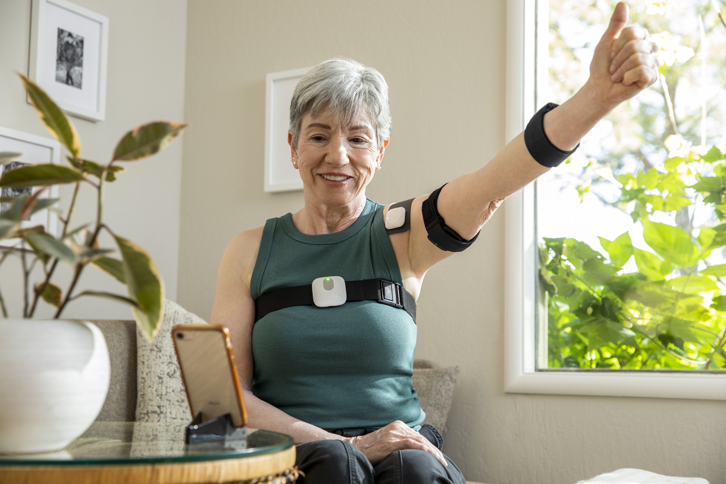 7-California-Commercial-Tech-Lifestyle-Photographer-San-Francisco-Hinge-Health-brand-home-rehabilitation-PT-arm-sensor-app-saas-latina.jpg