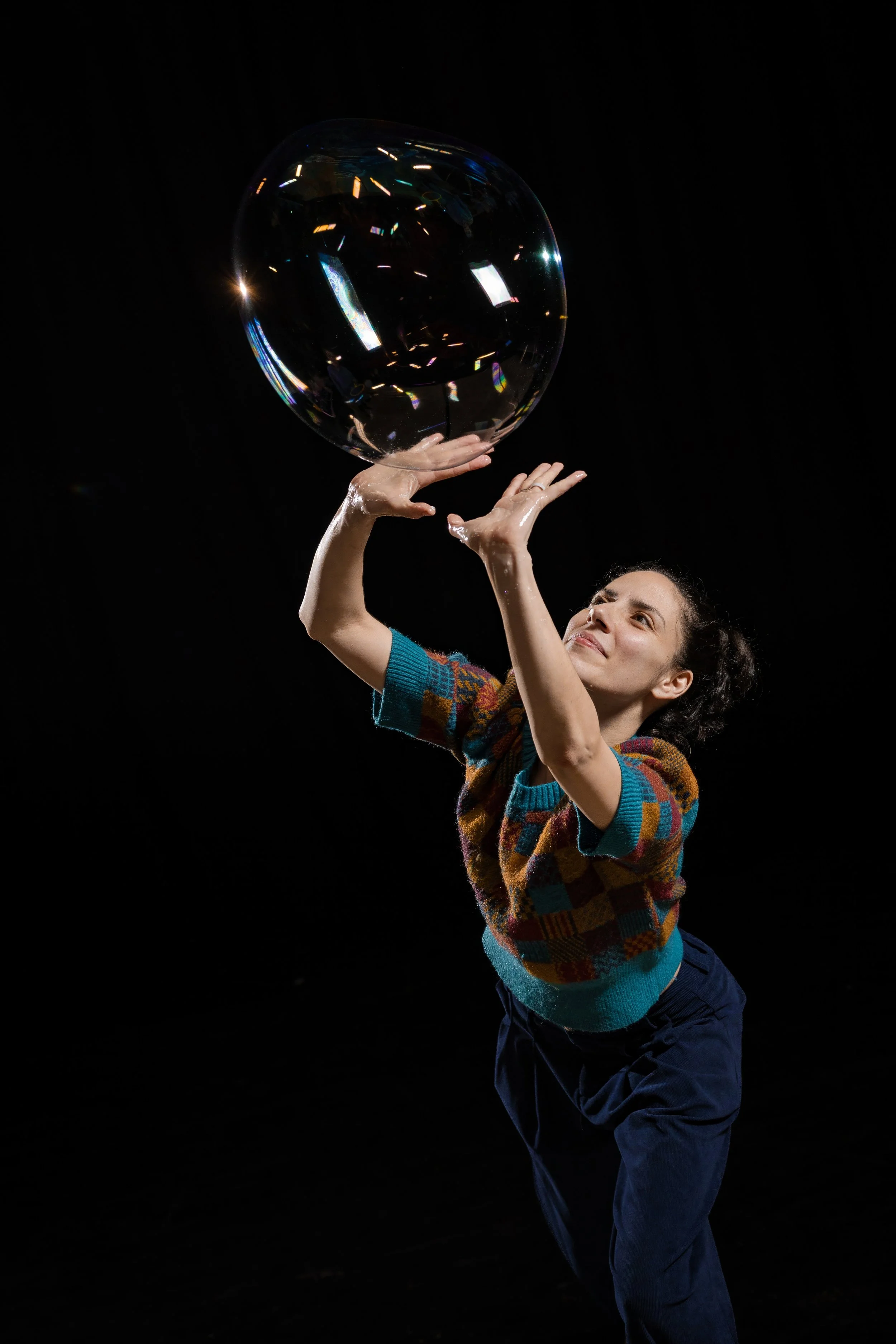 corporate-workshop-photographer-manchester-participant-catching-giant-iridescent-bubble-038.jpg