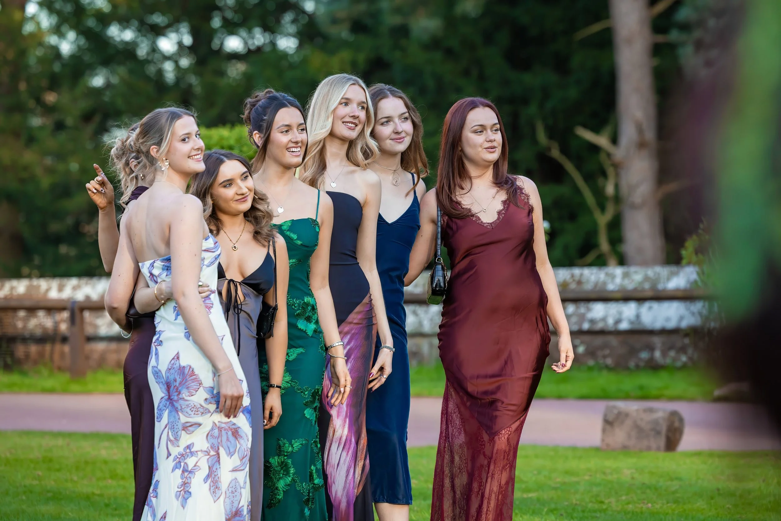 university-summer-ball-group-portrait-castle-gardens.jpg
