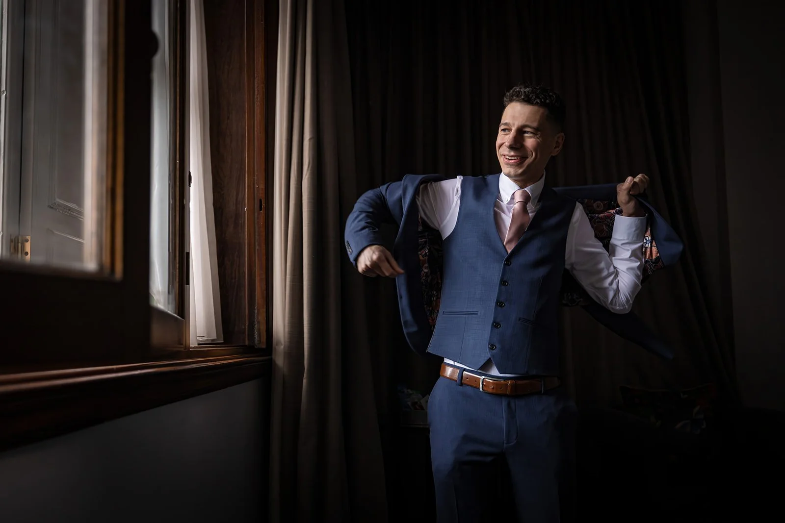 groom getting ready during prep at kimpton clocktower manchester