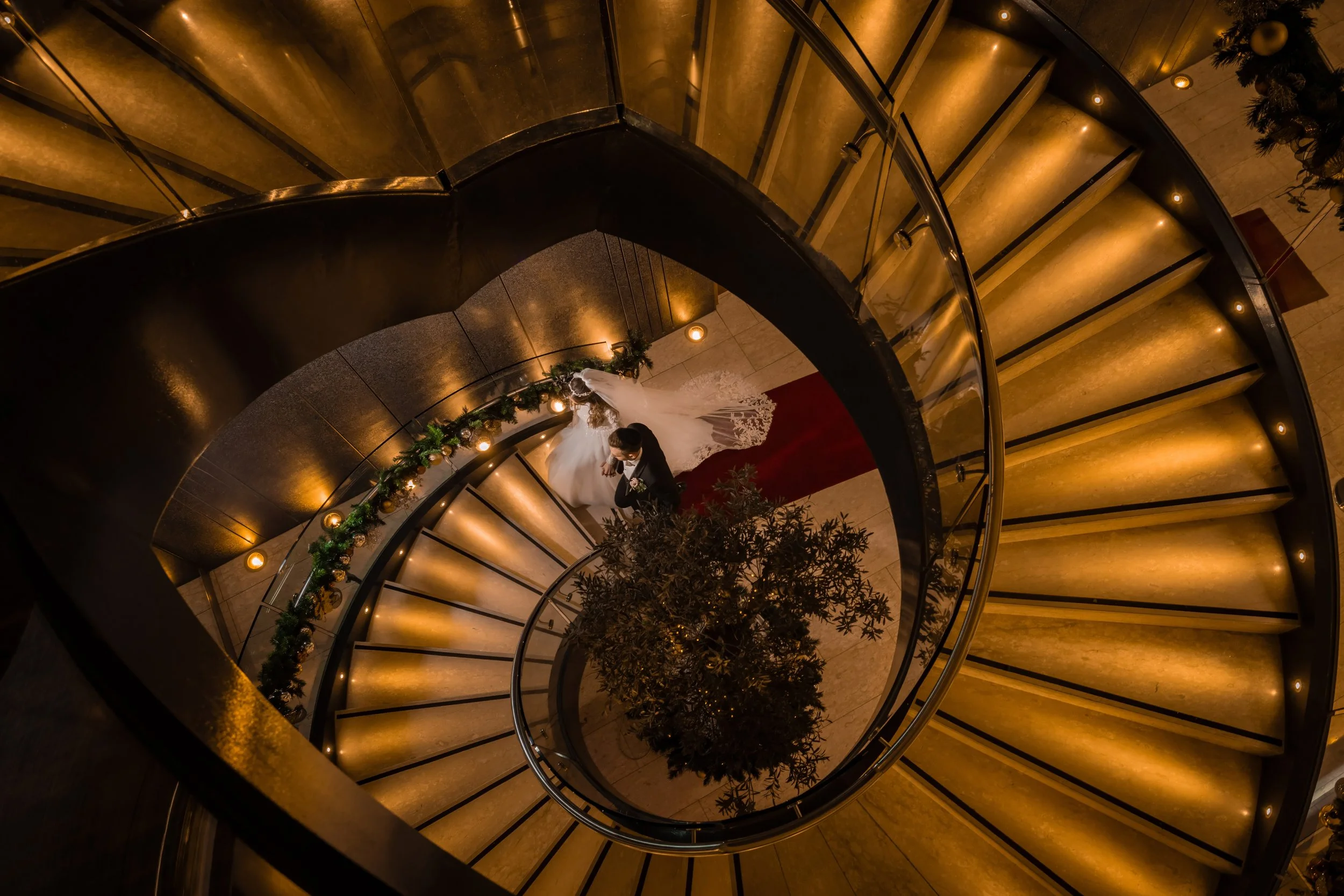 kallah bride and chosson groom portraion spiral staircase