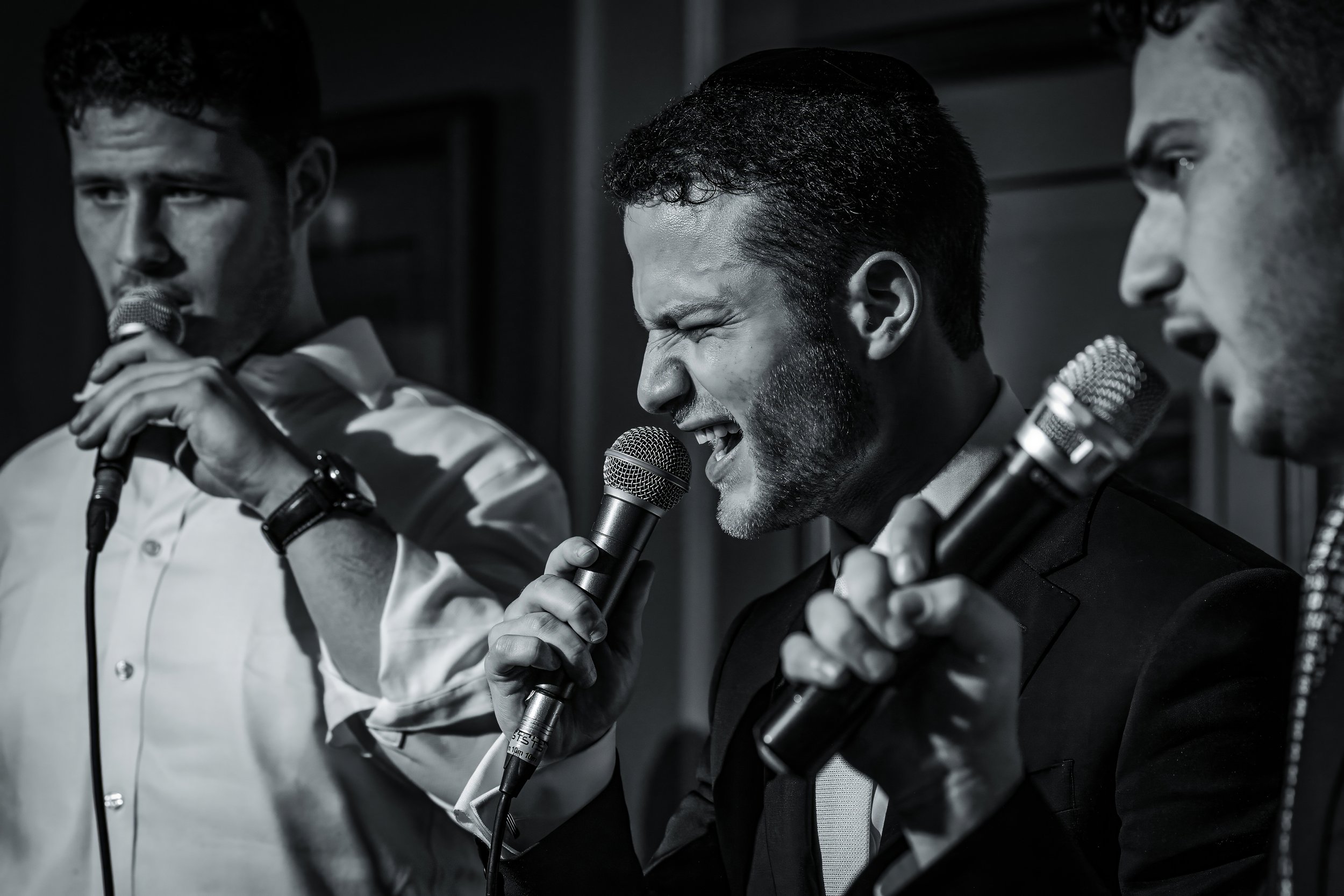 chosson groom singing on dancefloor with confetti at charedi jewish wedding