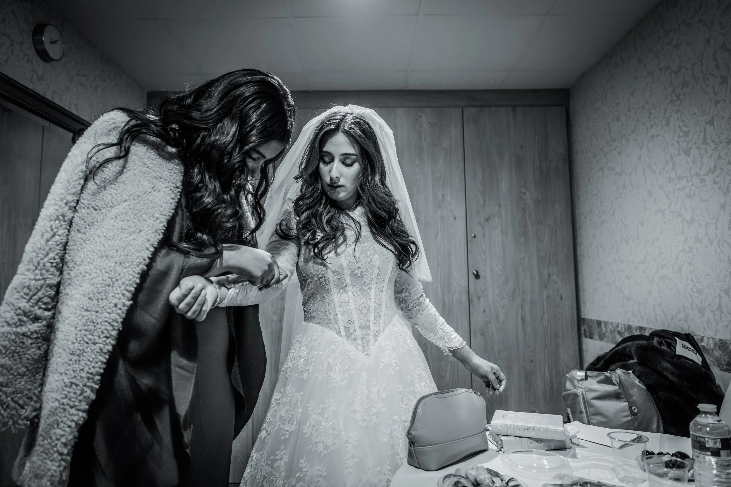 kallah bride getting ready during prep at charedi wedding