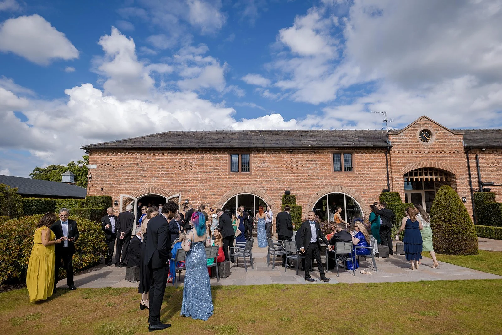 Wedding guests at Merrydale Manor gathered outside for drinks reception cocktail hour