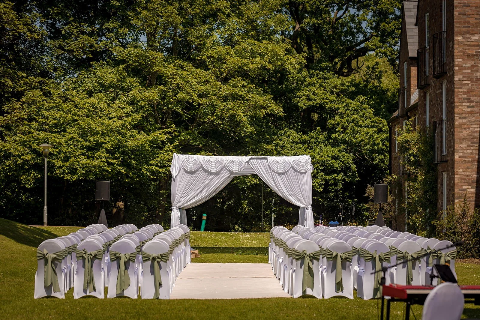 outdoor wedding ceremony room set up at worsley marriott hotel