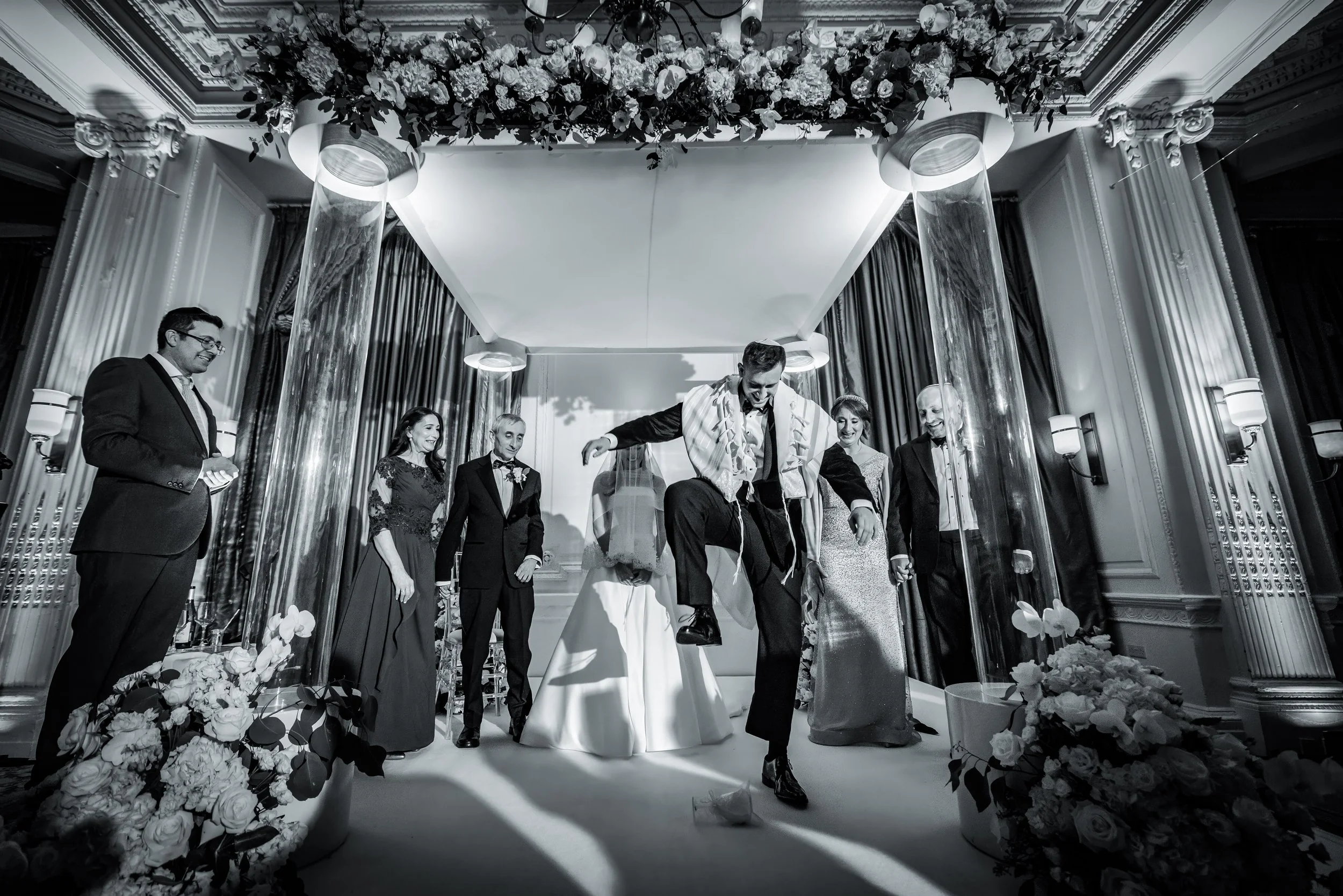 jewish groom smashes glass during jewish wedding ceremony at midland hotel manchester