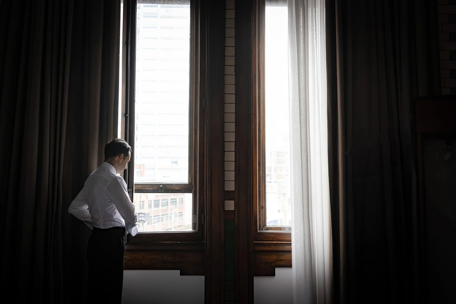 groom getting ready during prep at kimpton clocktower manchester