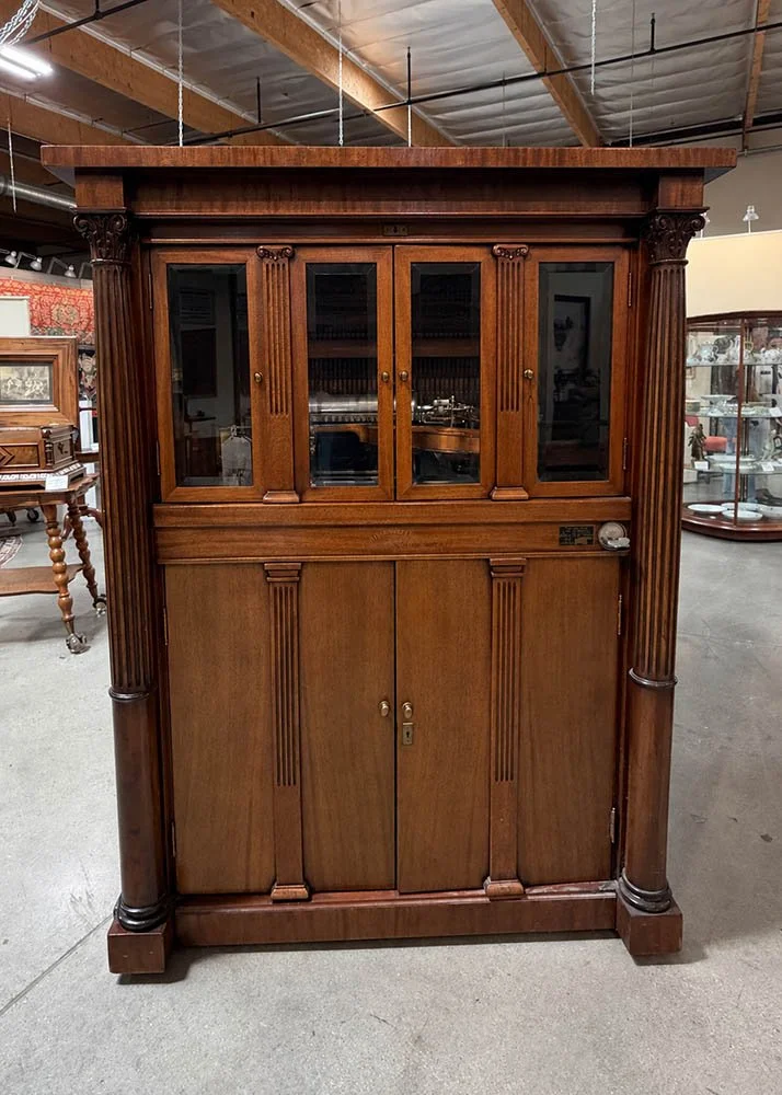 Mills Violano-Virtuoso coin-operated violin and piano in a mahogany cabinet with Corinthian columns, circa 1915.
