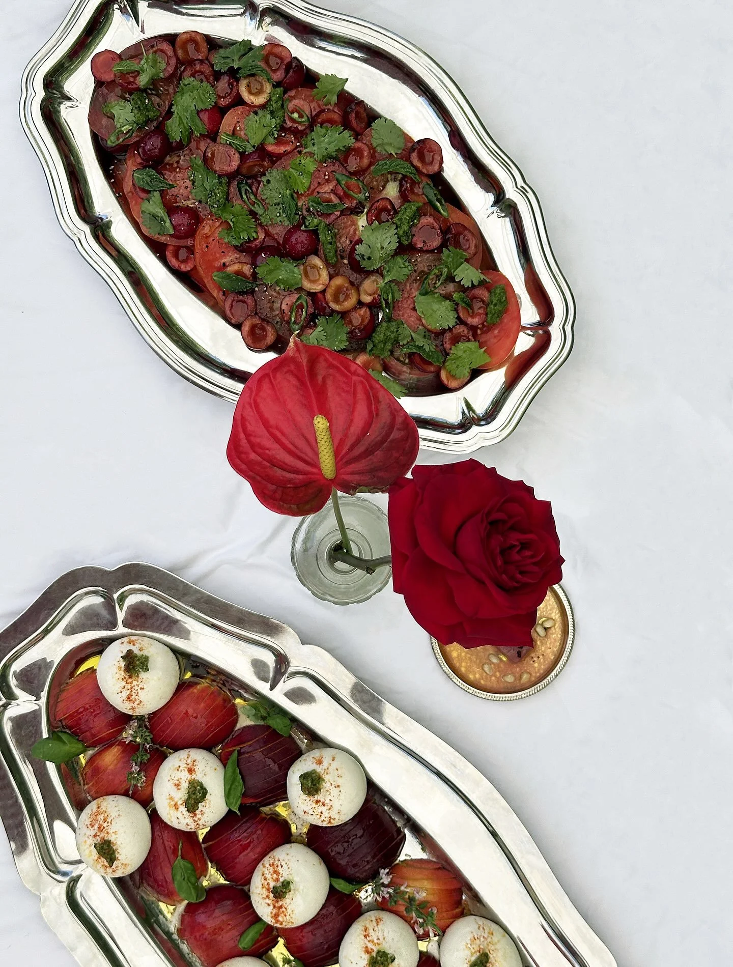 Swipe for more of this beautiful lunch made with a lot of love ❤️

1 &bull; Tomates, cerises marin&eacute;es, zhug &amp; burrata, nectarine
2 &bull; Lunch is served 
3 &bull; Straciatella fum&eacute;e, courgette, sumac 
4 &bull; Grill&eacute; au char