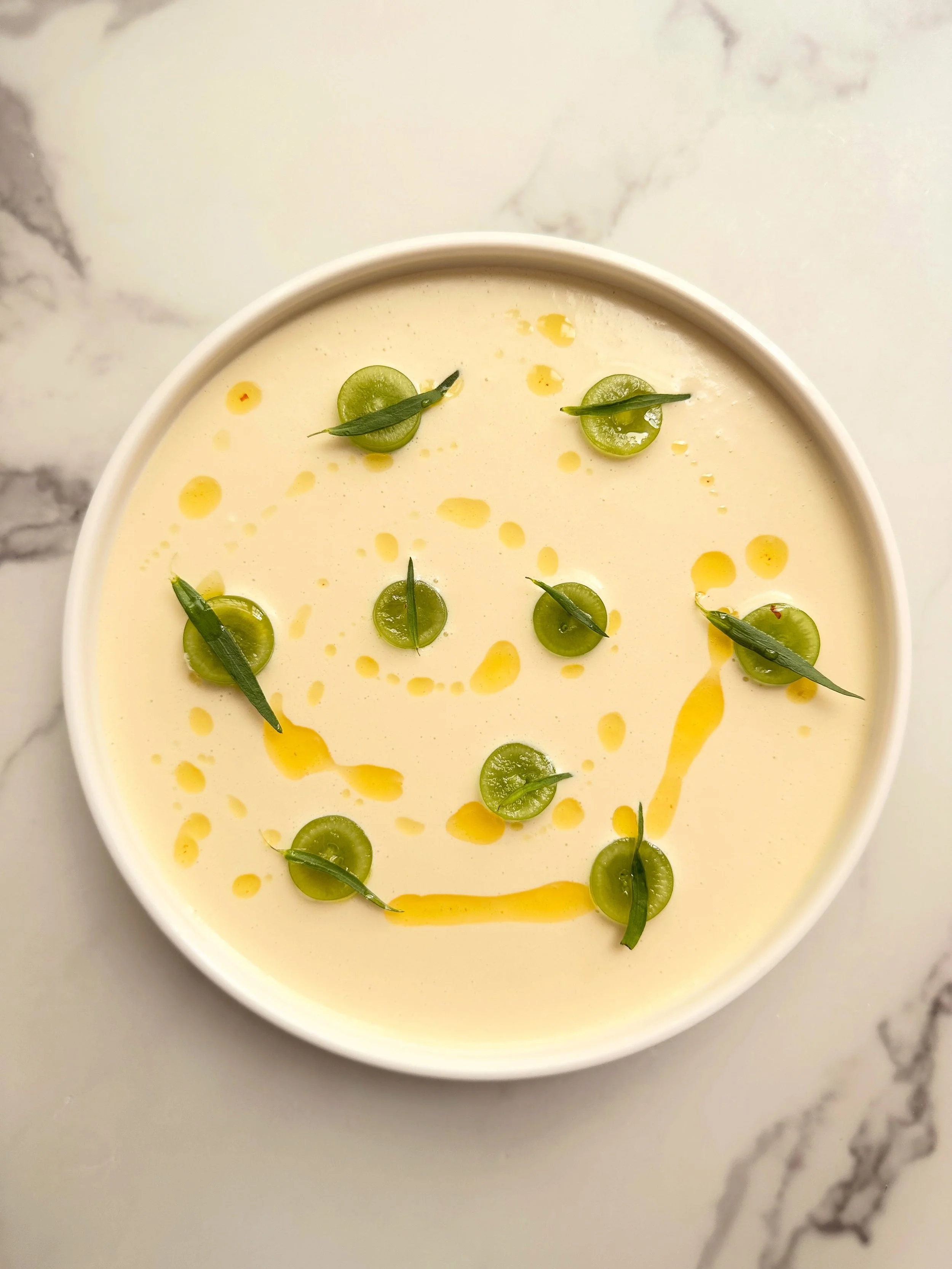 Where&rsquo;s the green grape emoji ?! 🌿

#ajoblanco#platingfood#coldsoup#privatechef