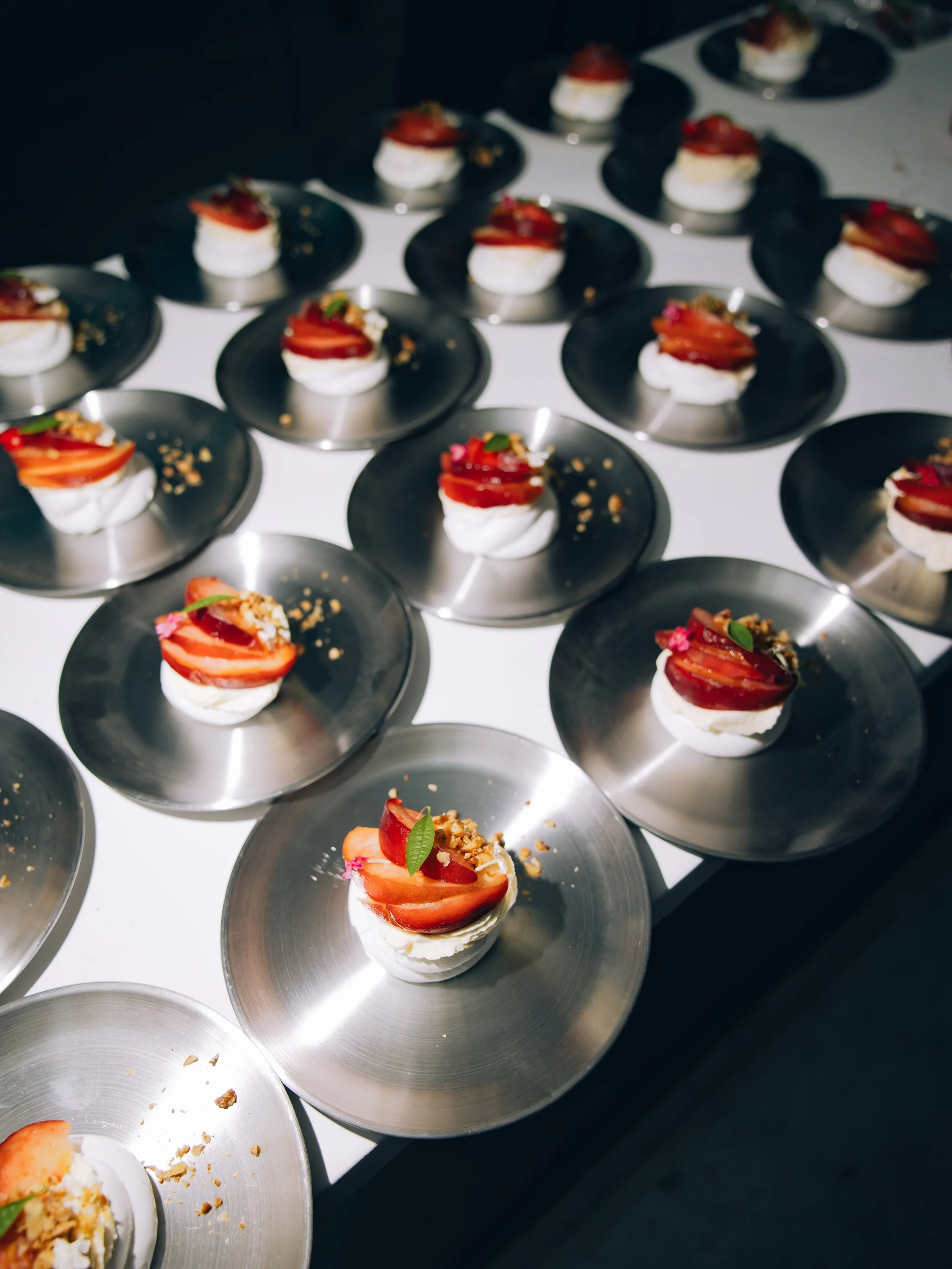 I&rsquo;m back ! 

#privatechef#pavlova#foodaesthetic