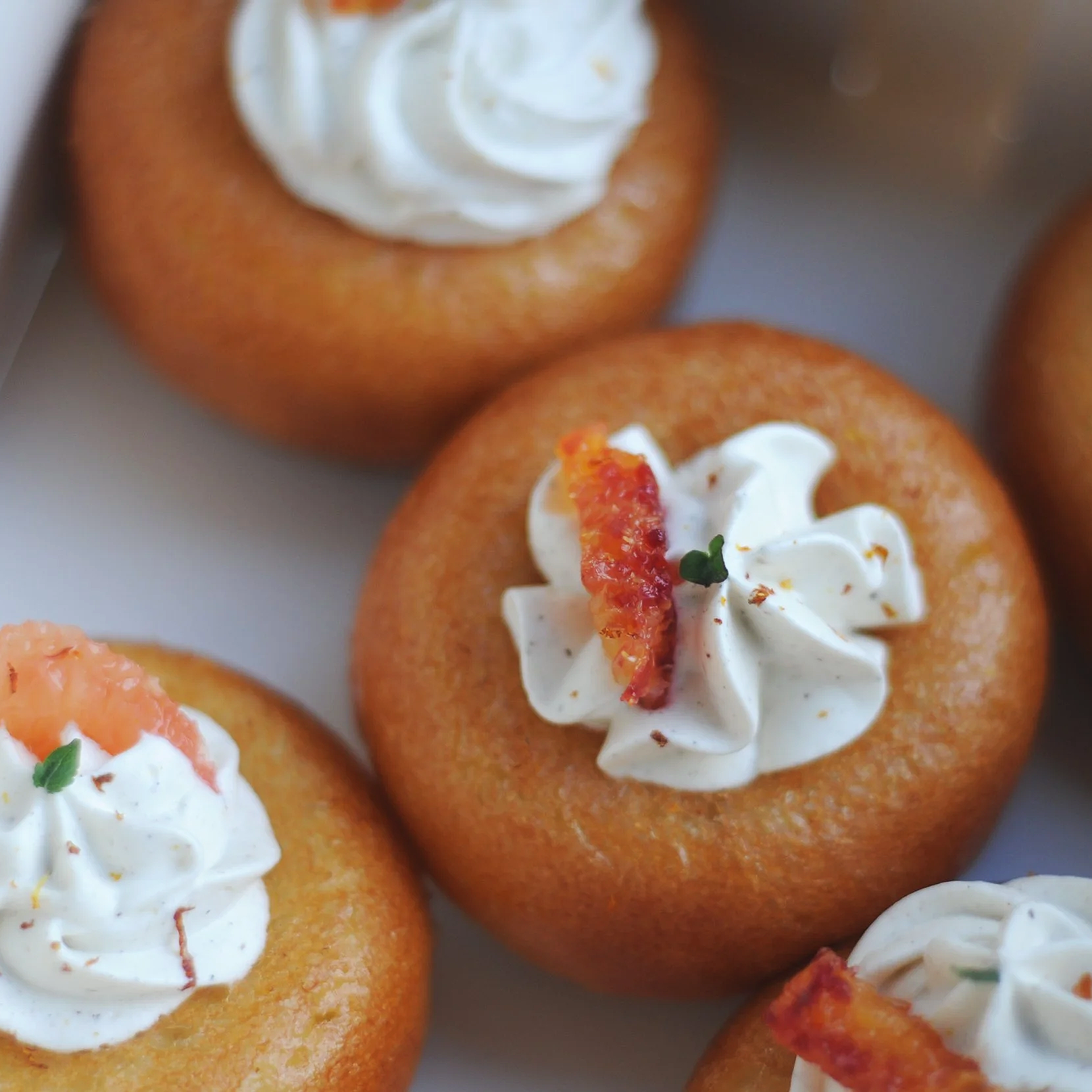 Baba à l'arak avec crème montée à l'orgeat, suprême d'orange sanguine et shiso