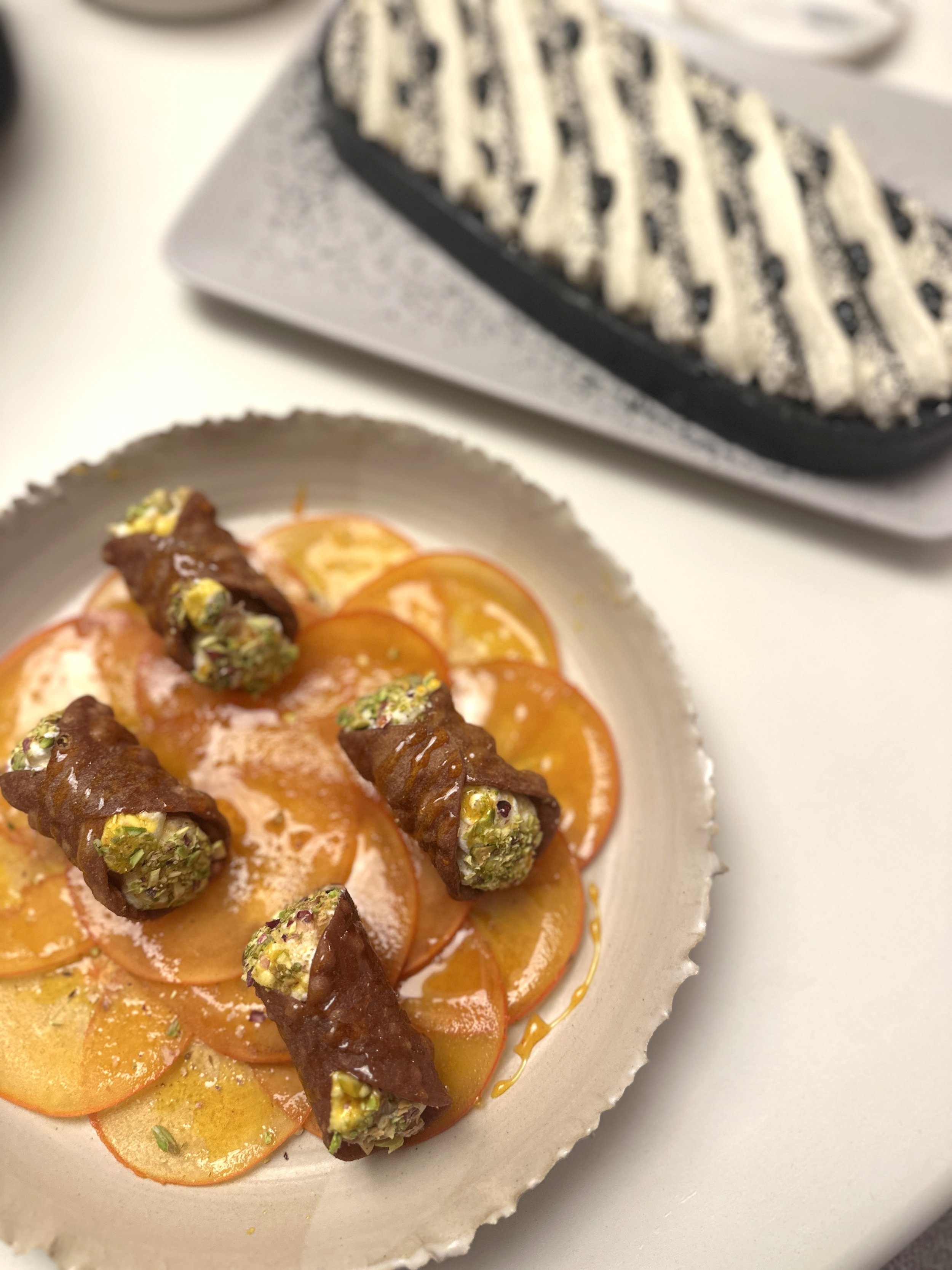 Cannoli siciliens au kaki et pistache, tarte vanille au sésame noir