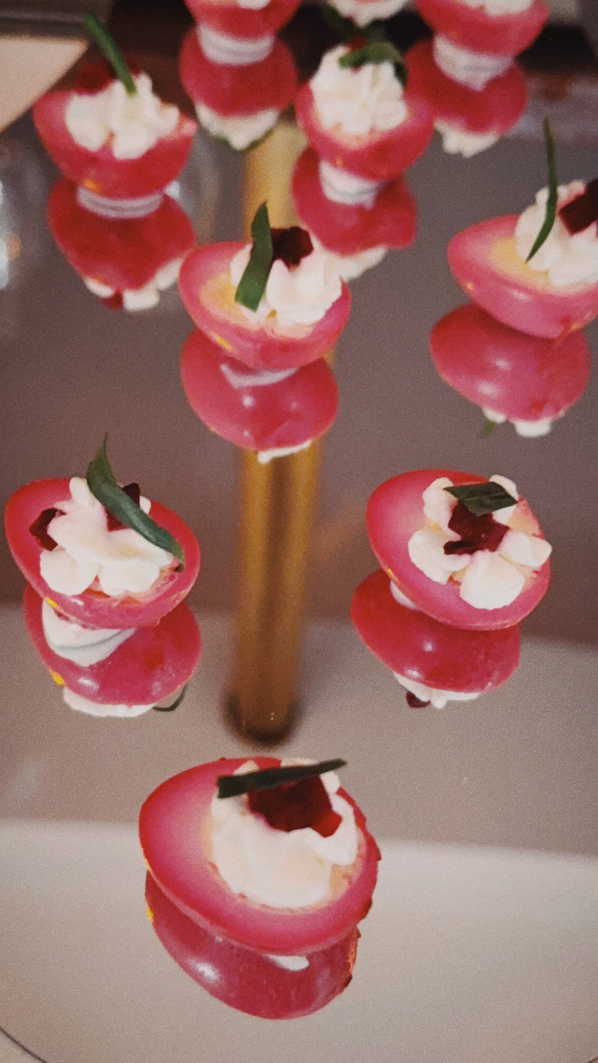 Exposition de petits chapeaux de paille ouverts, garnis de crème, de morceaux de chocolat et d'une petite feuille verte.