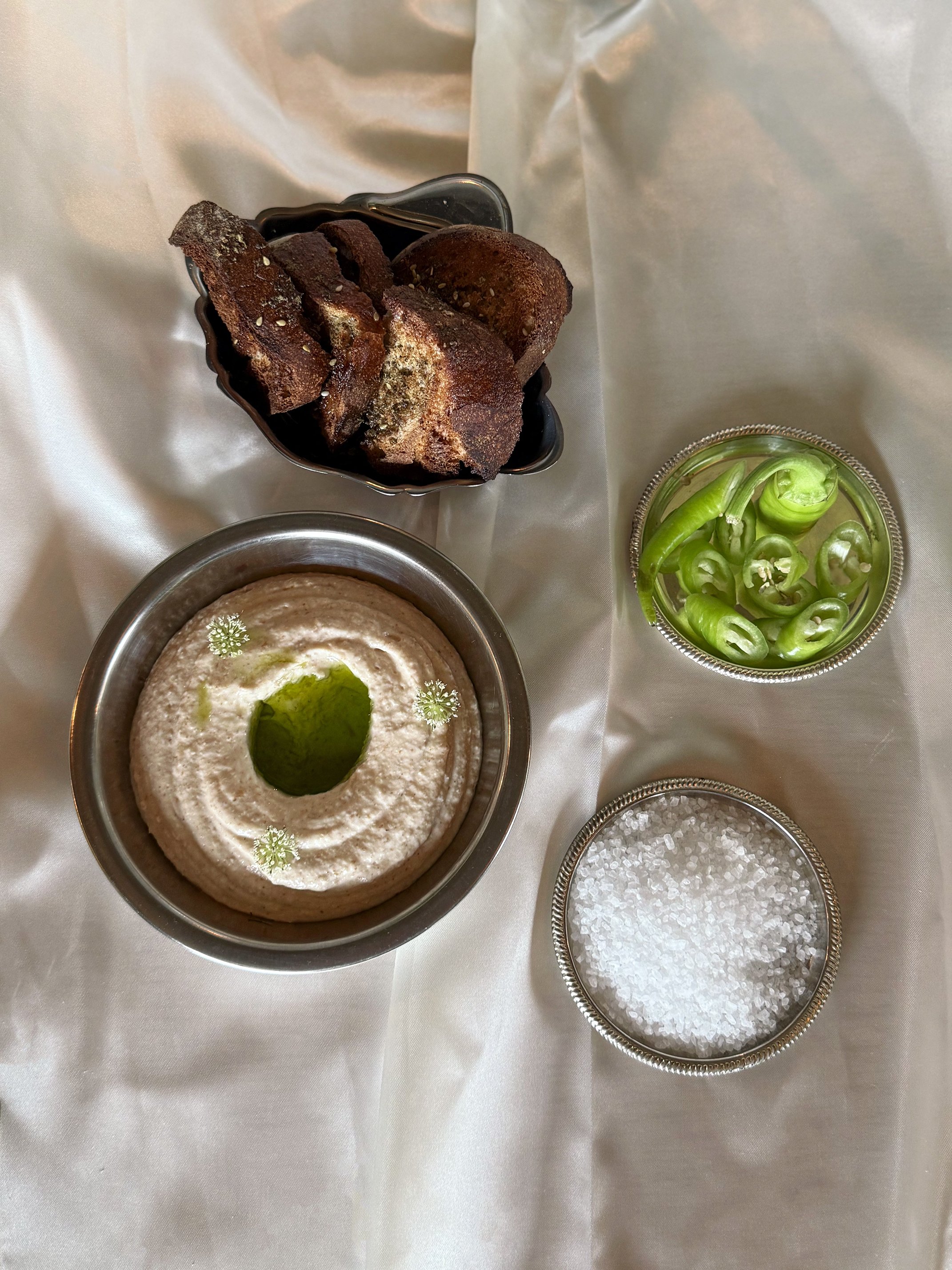 Tarama maison à l'huile d'aneth, des piments verts, du sel et des biscuits salés