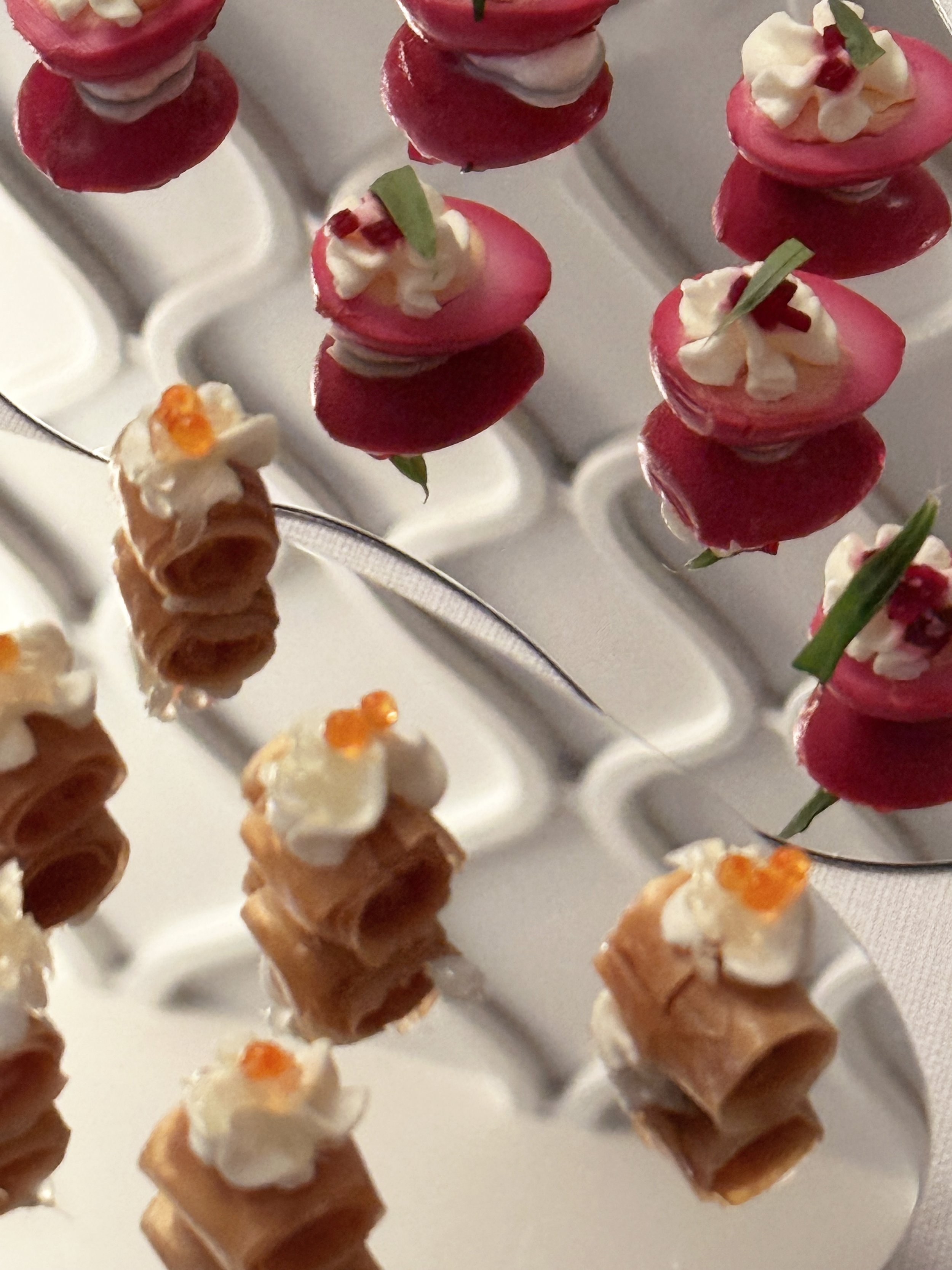 Plateaux d'amuse bouche raffinés présentés sur des miroirs