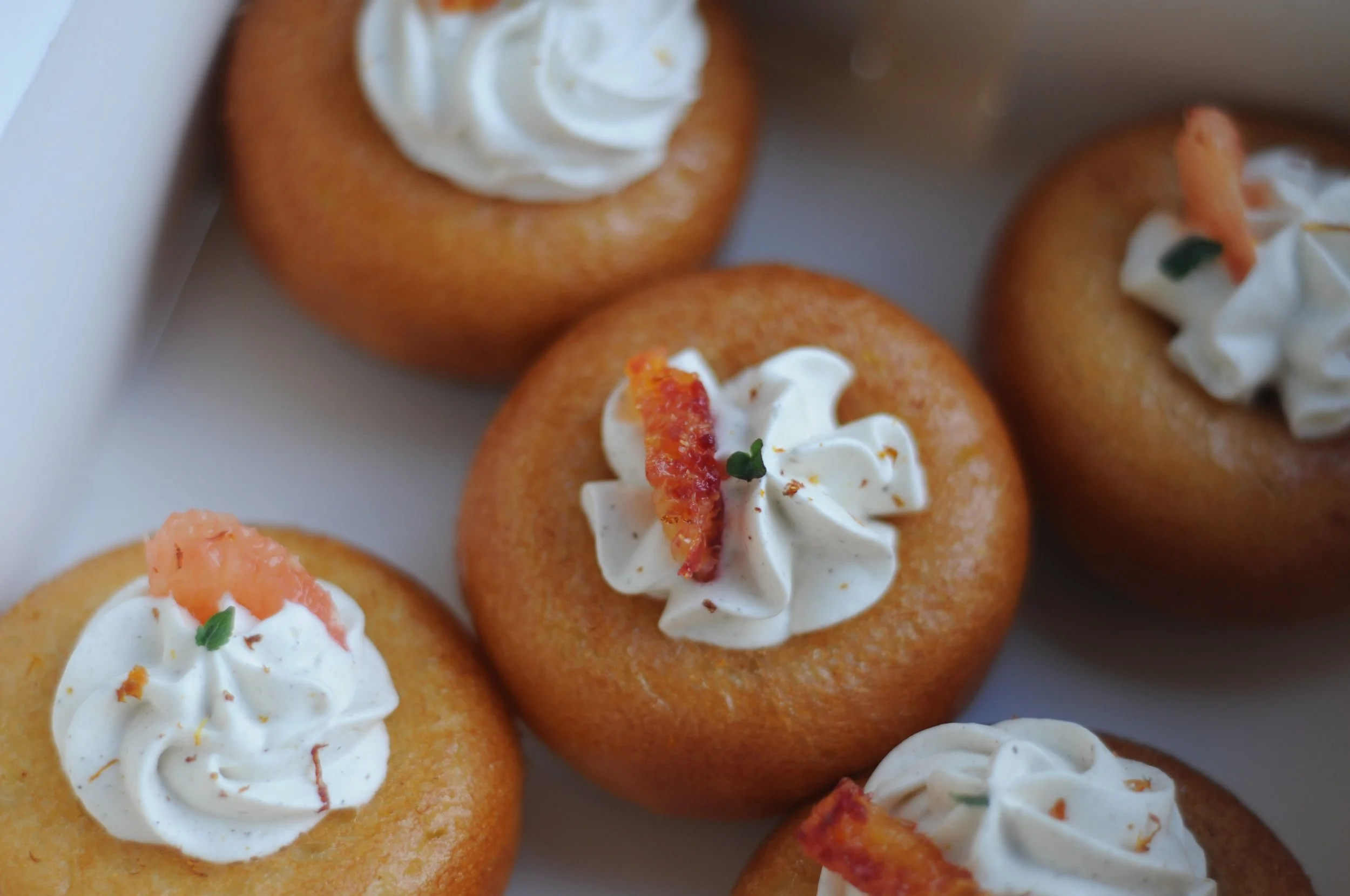 Baba à l'arak avec crème montée à l'orgeat, suprême d'orange sanguine