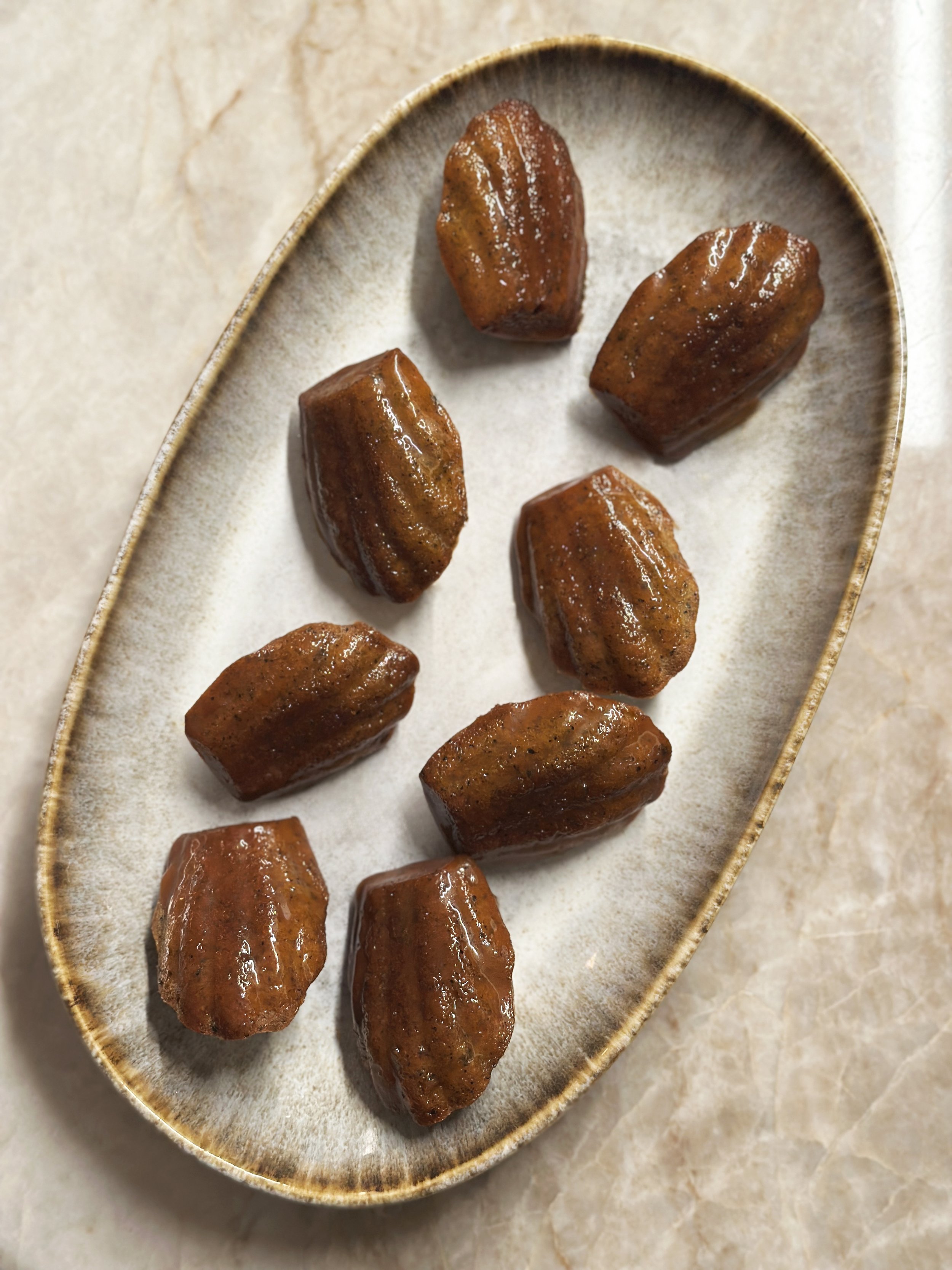 Gros plan sur des morceaux de caramel au beurre salé sur une assiette ovale